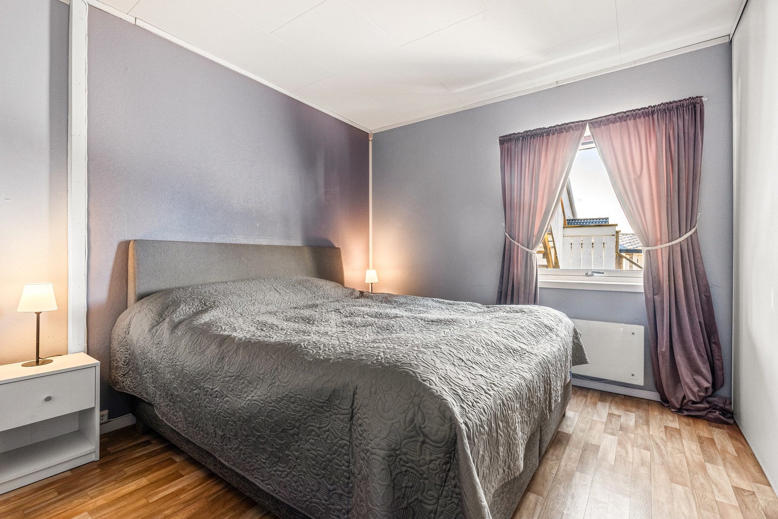 Hovedsoverommet | God plass til dobbeltseng, nattbord og garderobeløsning Galleribilde