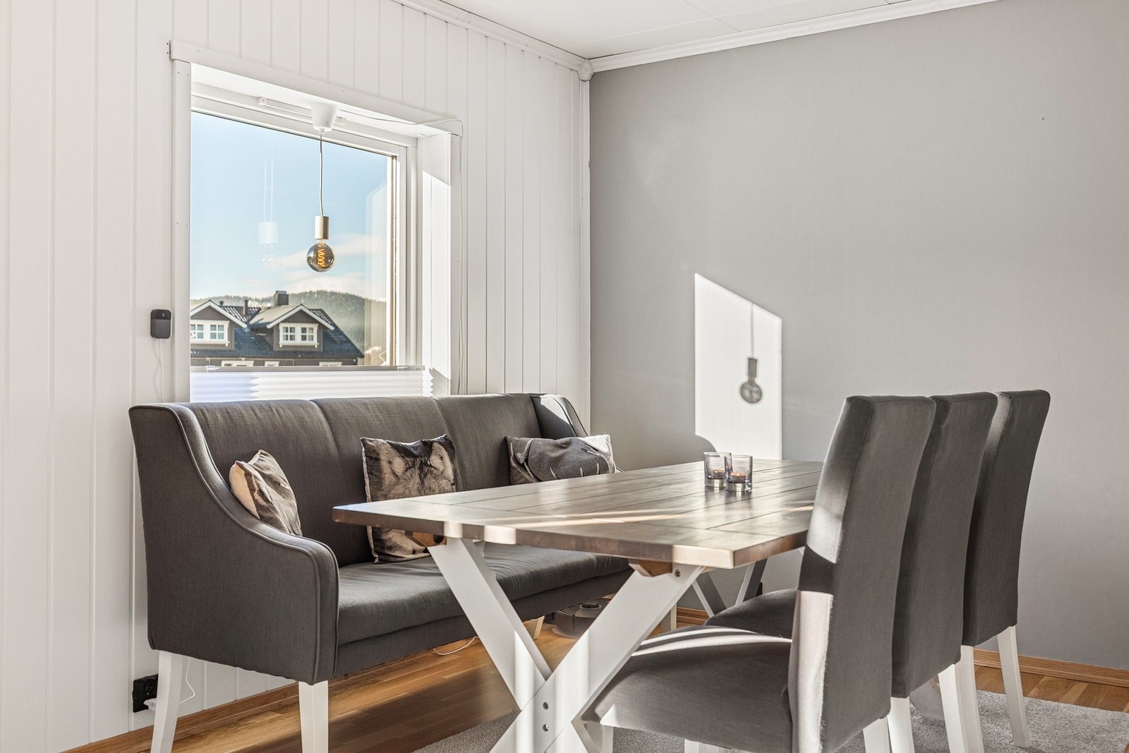 Spiseplassen får sin naturlige plass ved vinduet og mot kjøkkenet Galleribilde