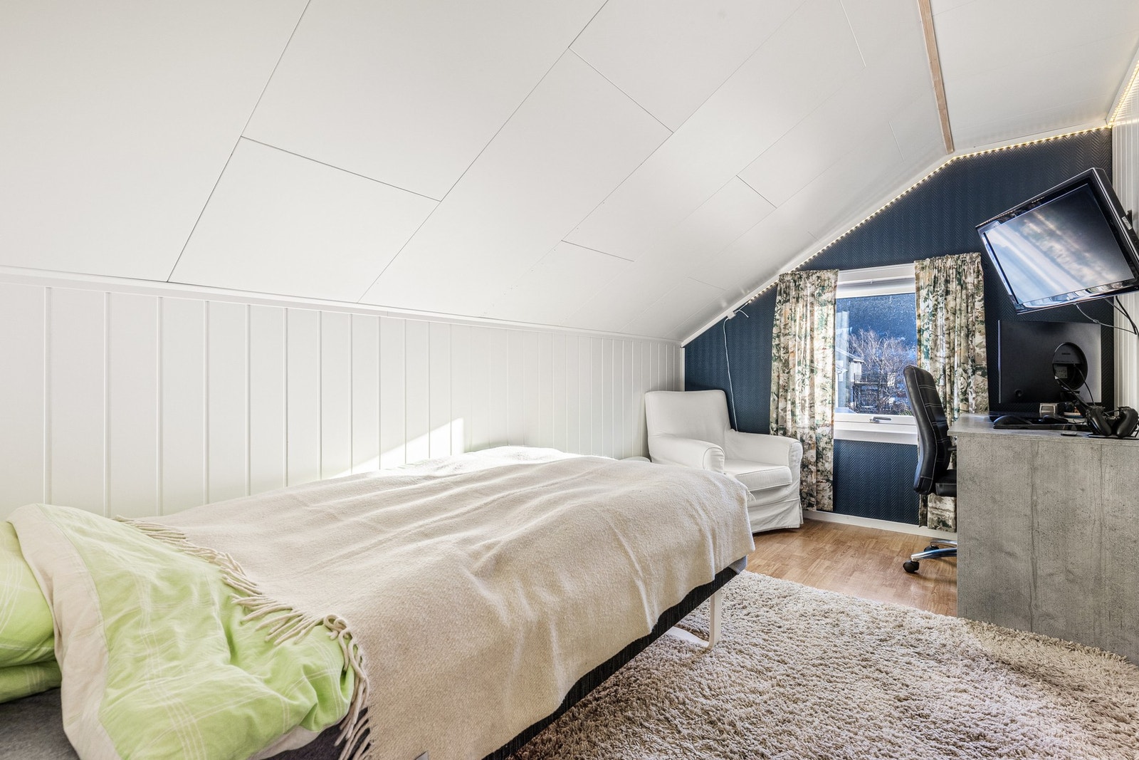 Bolig tilbygget med soverom i andre etasje - ikke søkt om eller godkjent Galleribilde