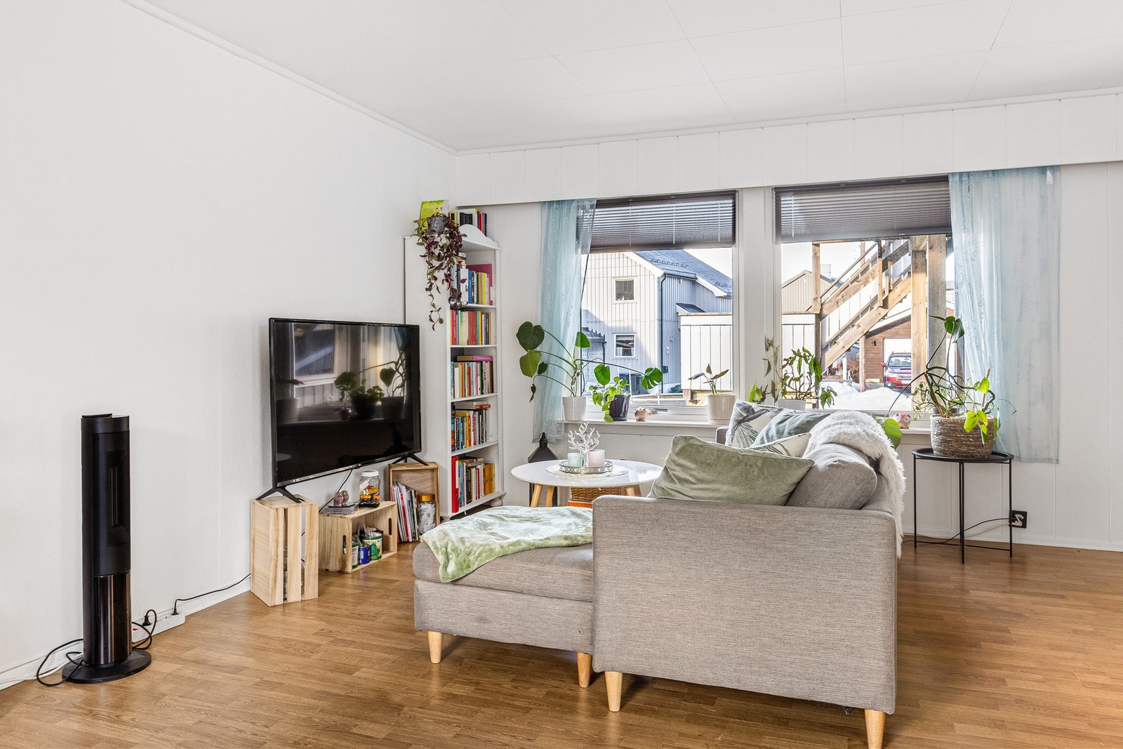 I stuen har du plass for sofagruppe og spiseplass med tilhørende møblement Galleribilde