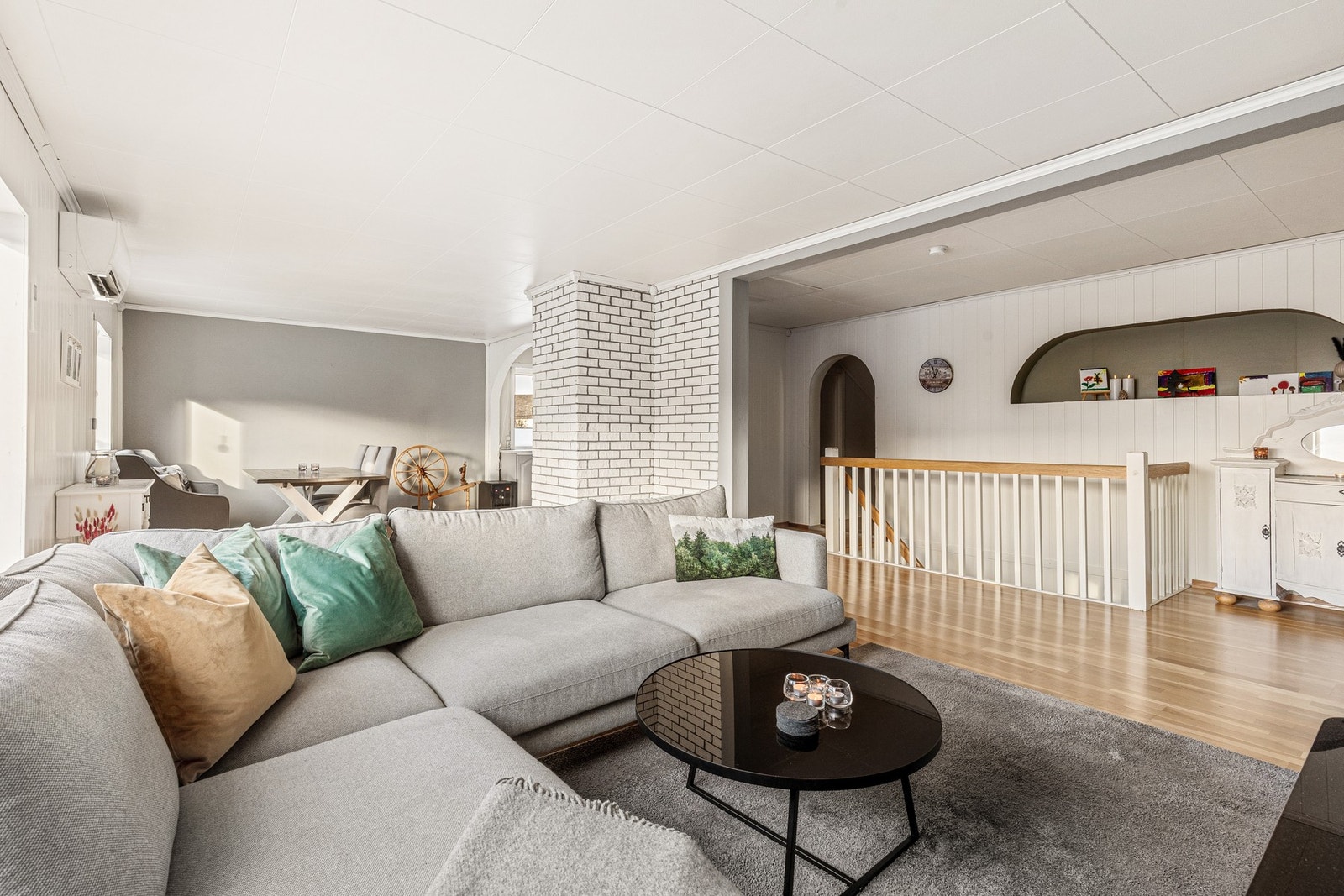 Boligen har en god planløsning som gjør det enkelt for nye eiere å sette sitt eget preg på inventar Galleribilde