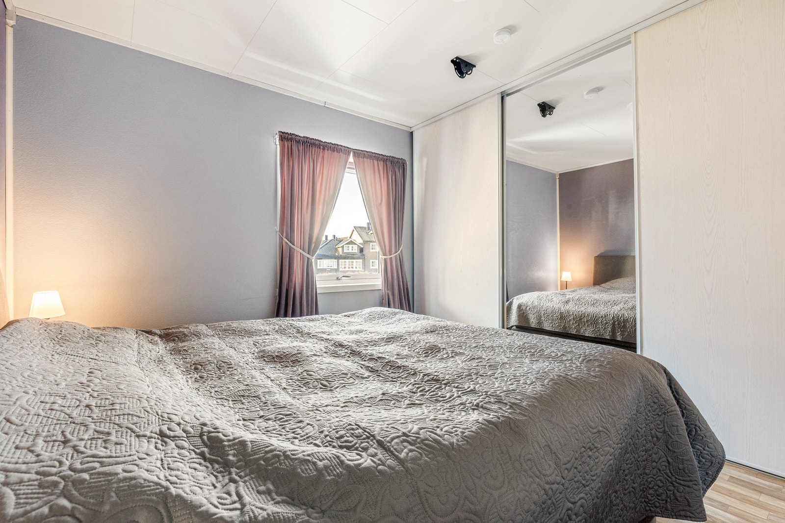 Praktisk skyvedørsgarderobe med gode oppbevaringsmuligheter Galleribilde