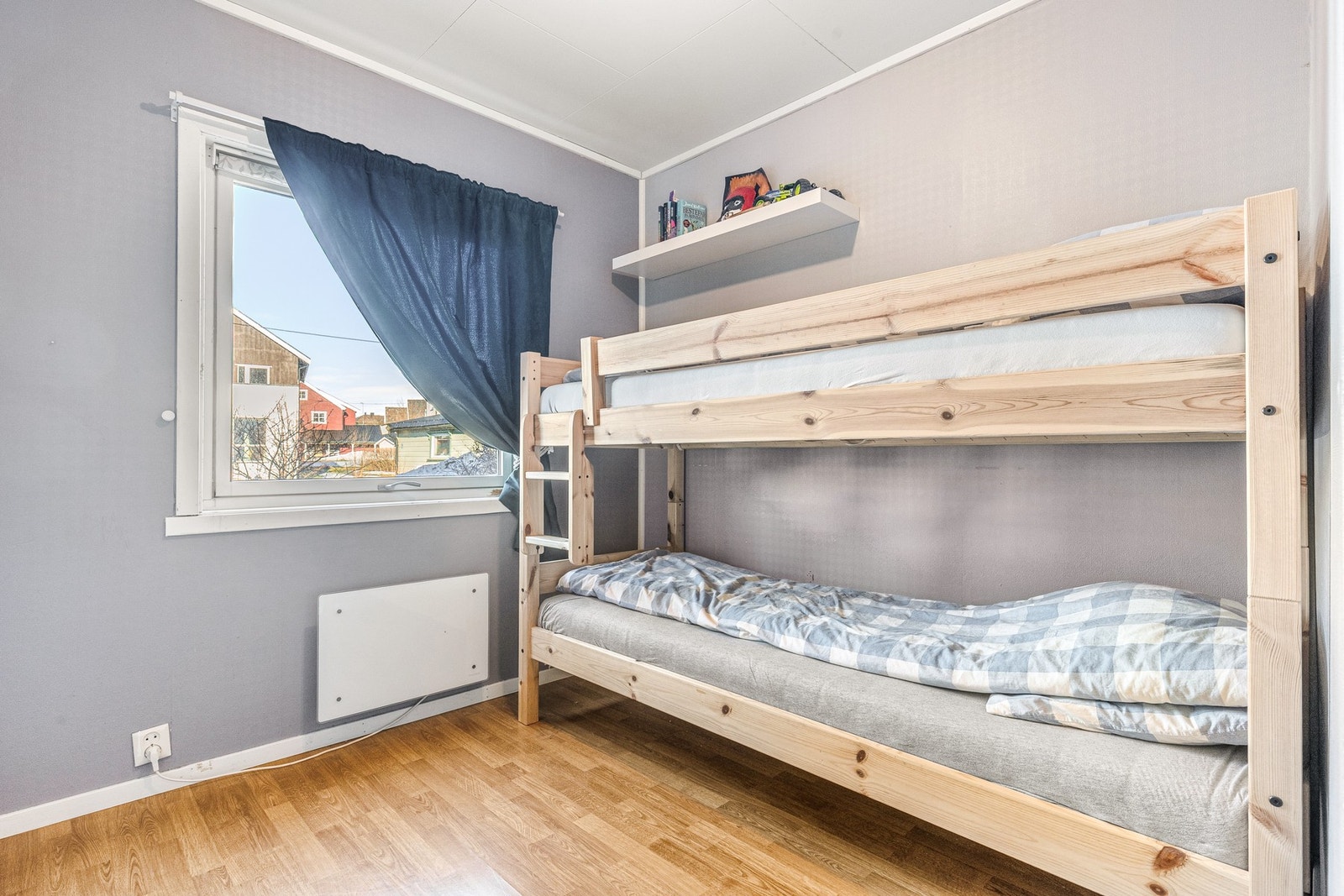 Boligen har flere romslige soverom i boligens underetasje i hoveddelen Galleribilde