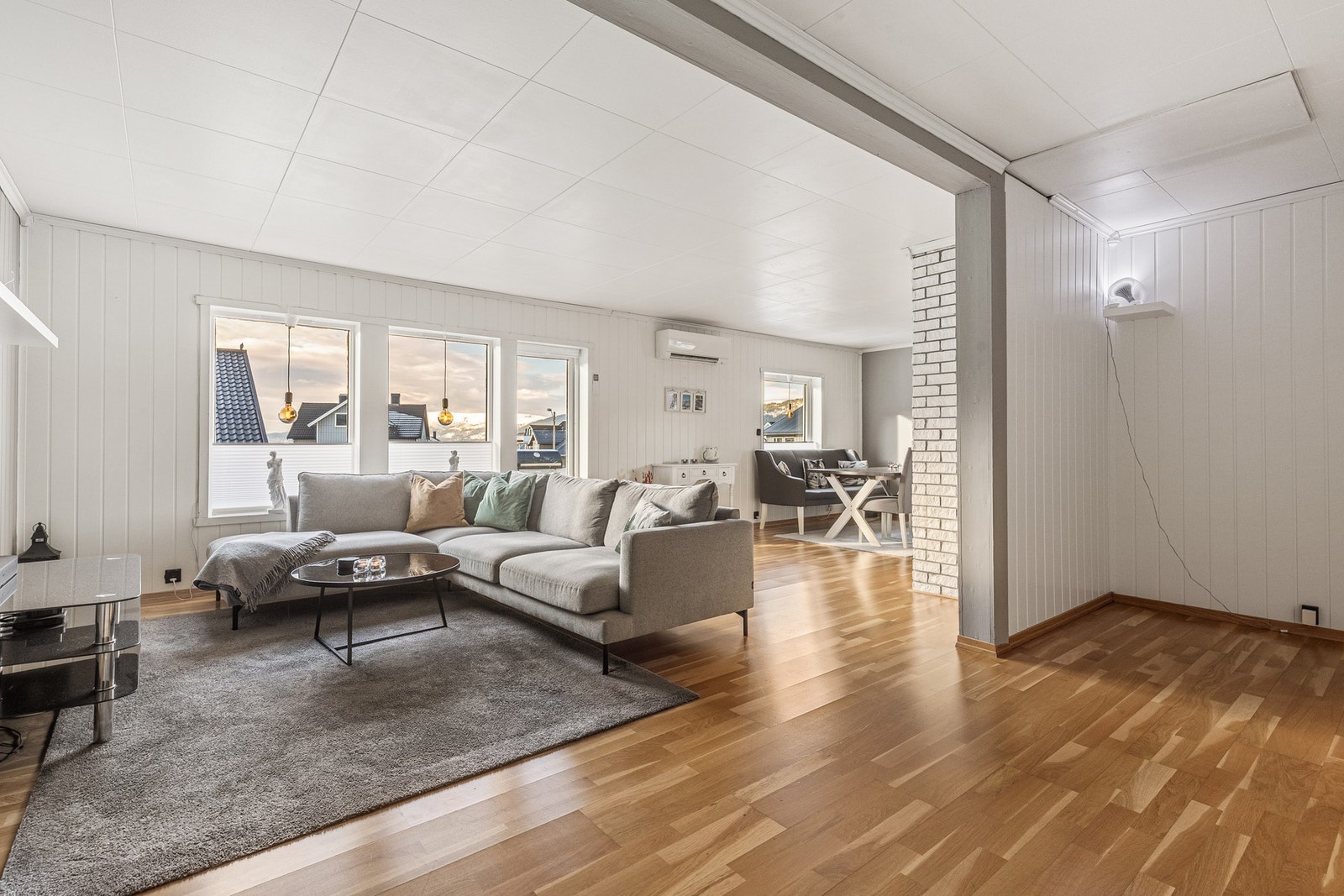 Stuen er lys og romslig og har plass for flere sittegrupper Galleribilde