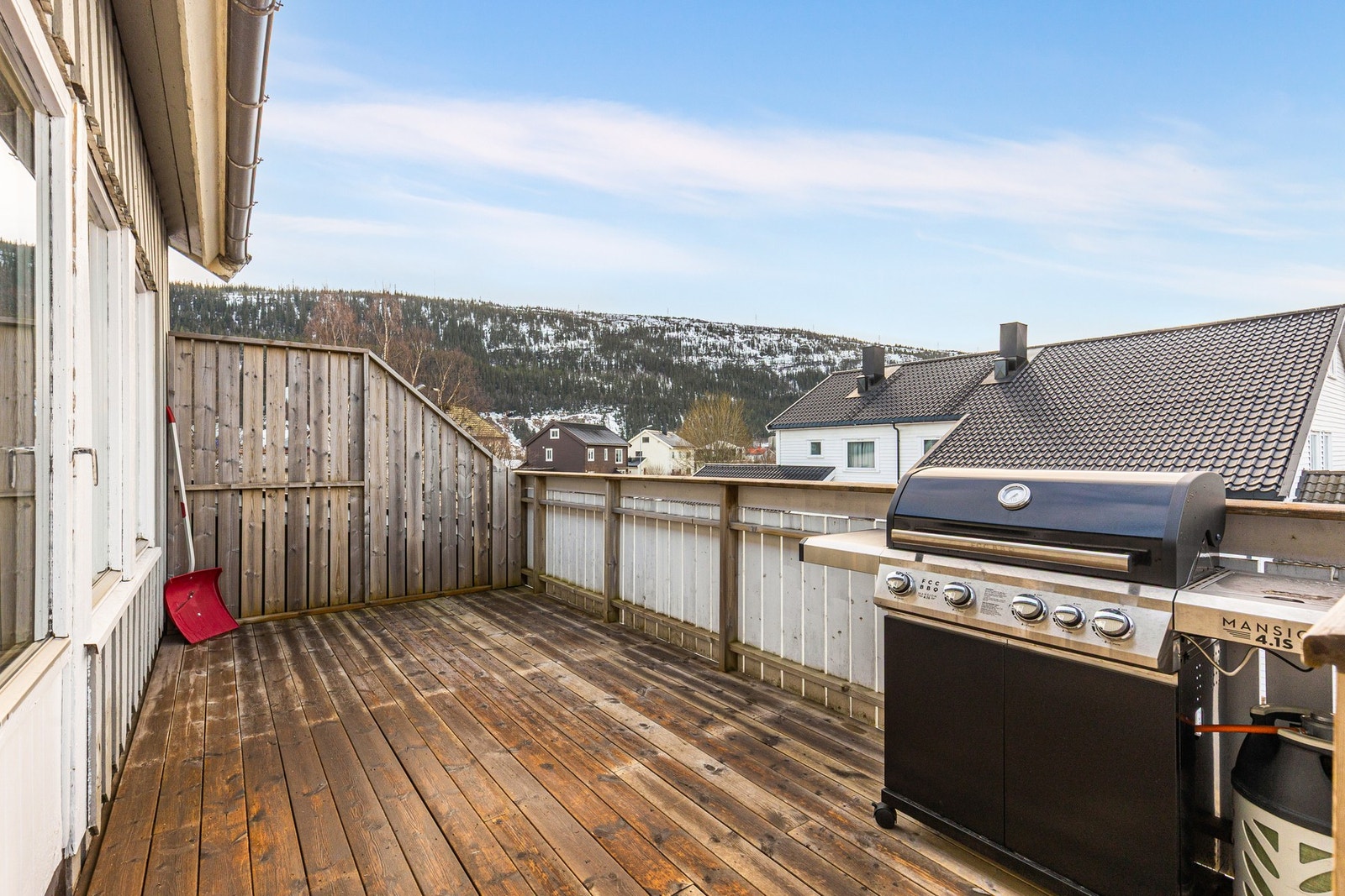 Balkongen rommer plass til hyggelig sittegruppe og grill Galleribilde