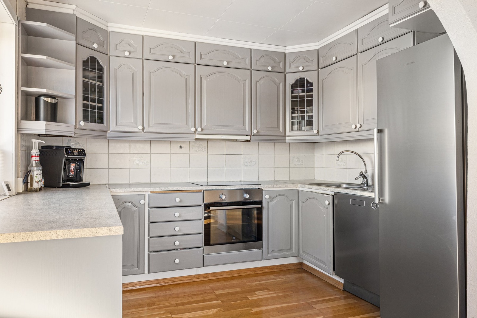 Kjøkkenet har godt med skap- og benkeplass Galleribilde