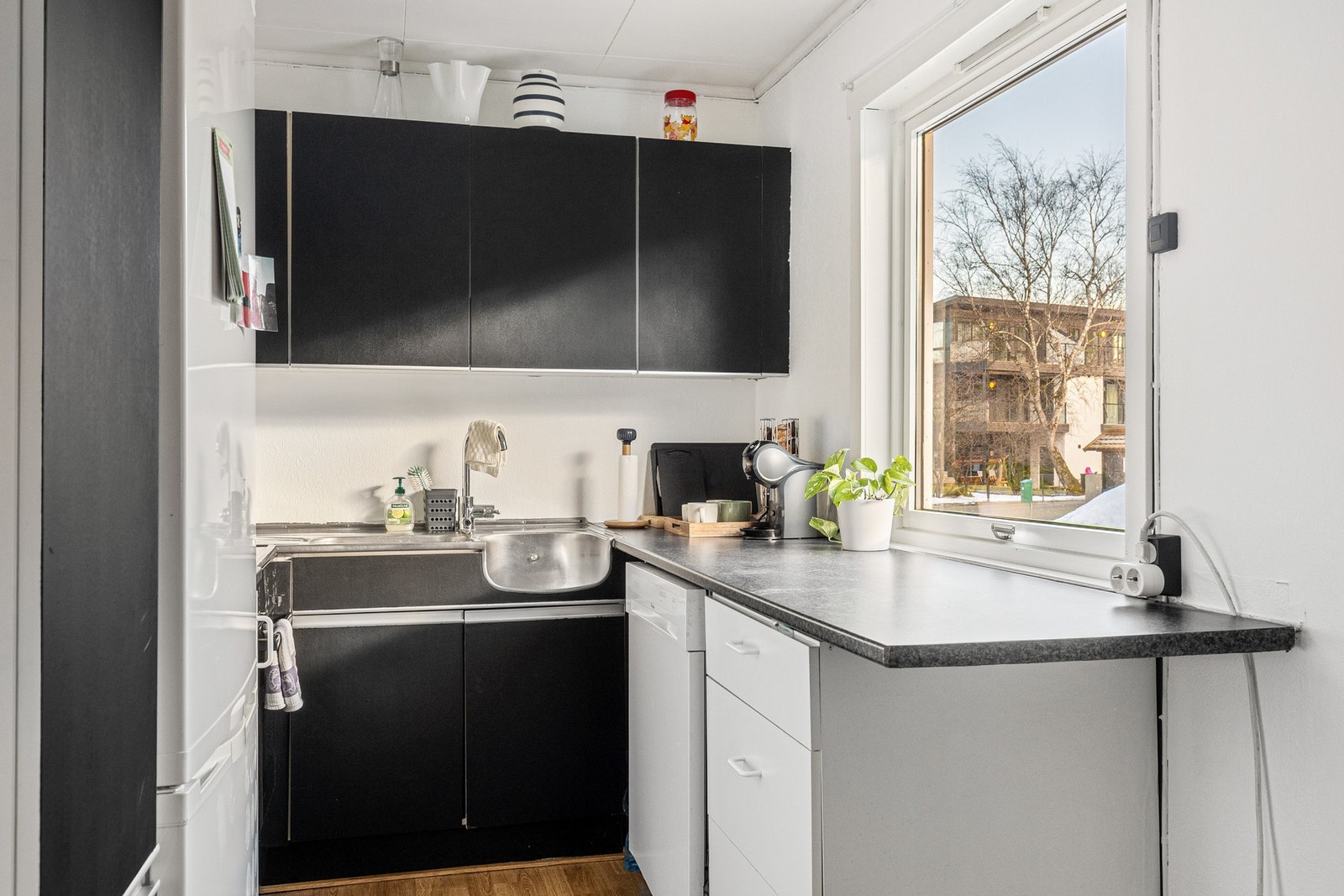 Kjøkkenet holder et tidløst preg og har godt med skap- og benkeplass Galleribilde