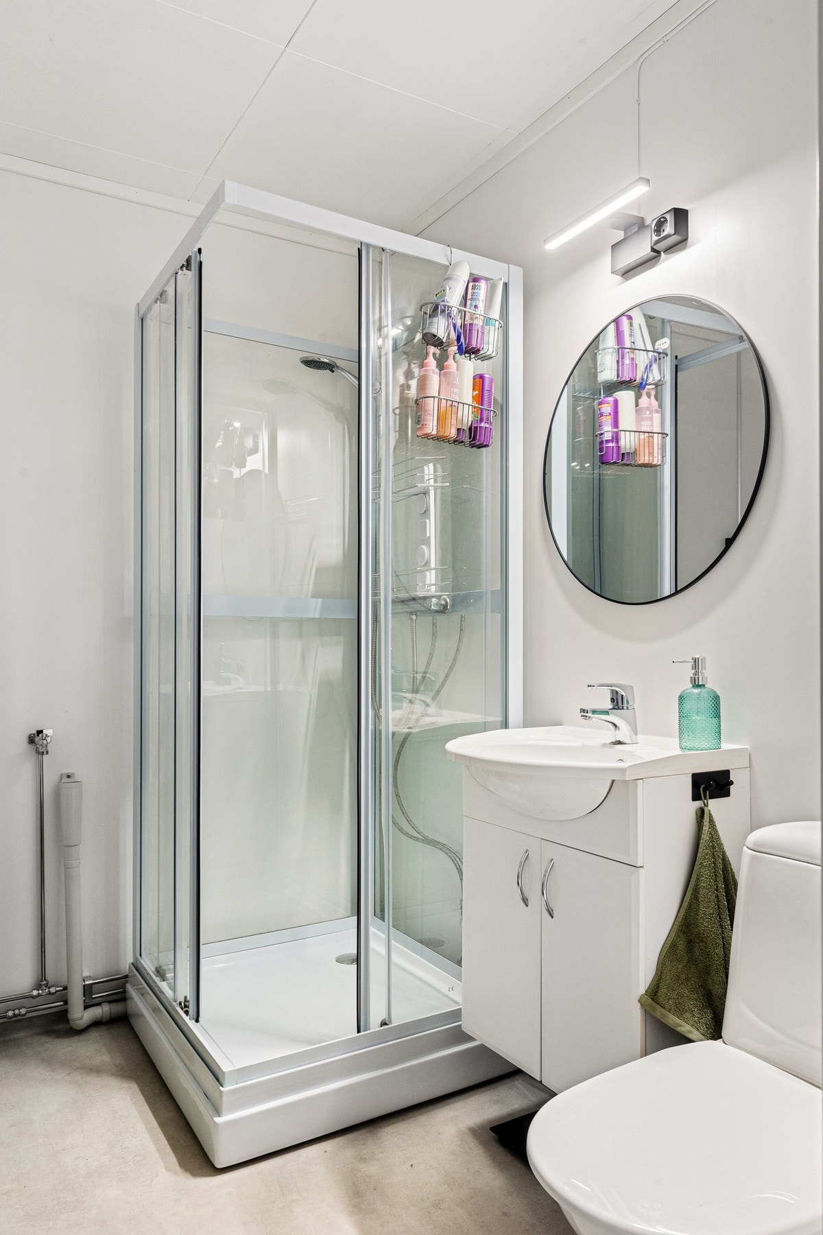 Baderommet er bestående av servant med underskap, dusjkabinett og toalett | Her er det også opplegg for vaskemaskin Galleribilde