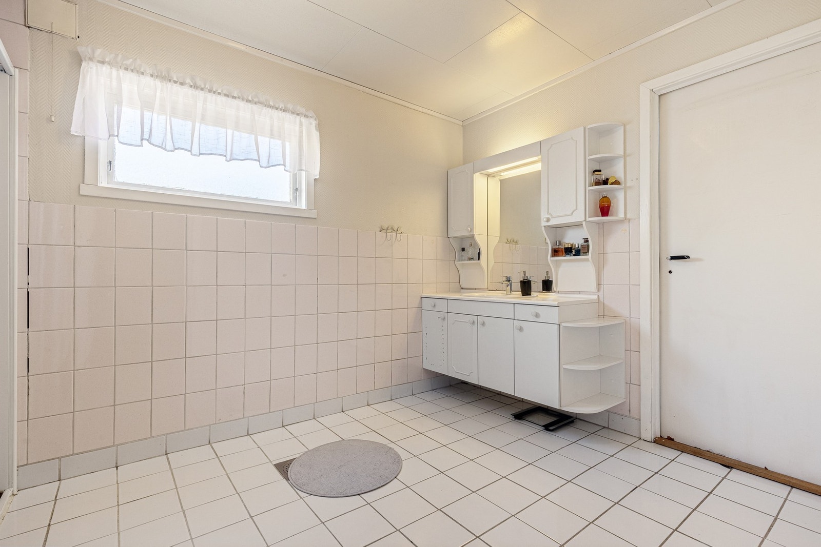 Stort baderom bestående av servant med underskap og dusjhjørne Galleribilde