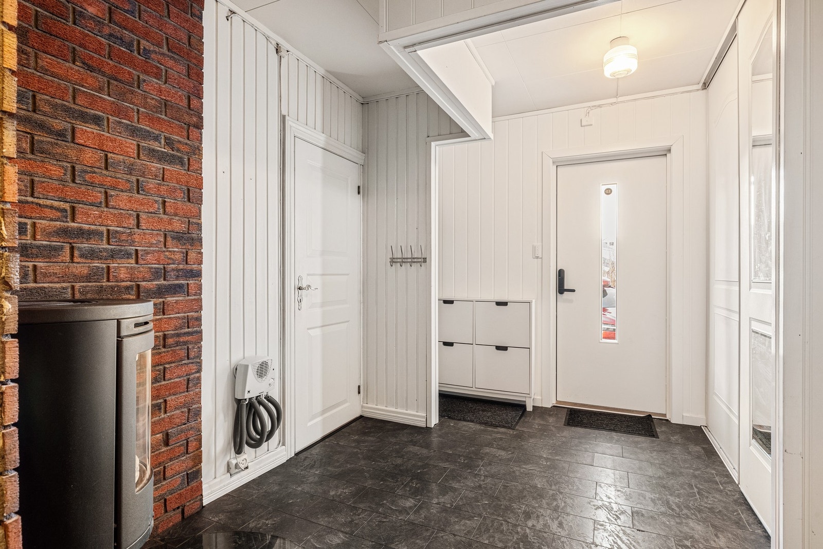 Lys og innbydende entré hvor du enkelt kan henge fra deg yttertøyet Galleribilde