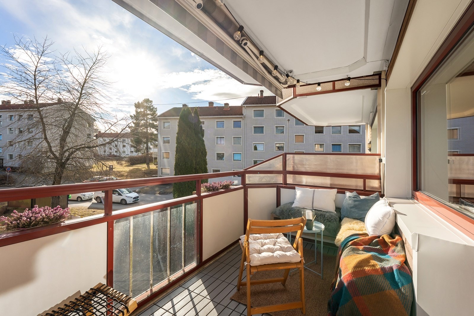 Balkongen har plass til sittegruppe og det er tillatt med elektrisk grill Galleribilde