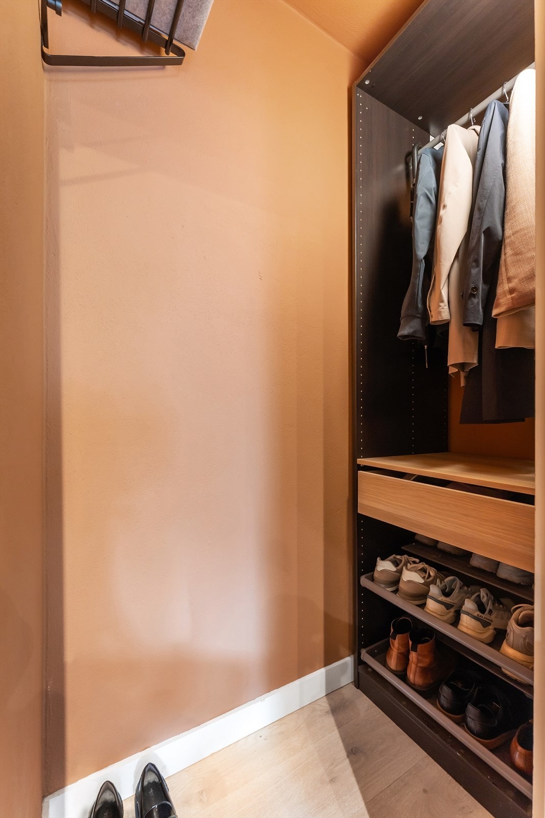 Det er en praktisk nisje i entréen med garderobeskap Galleribilde