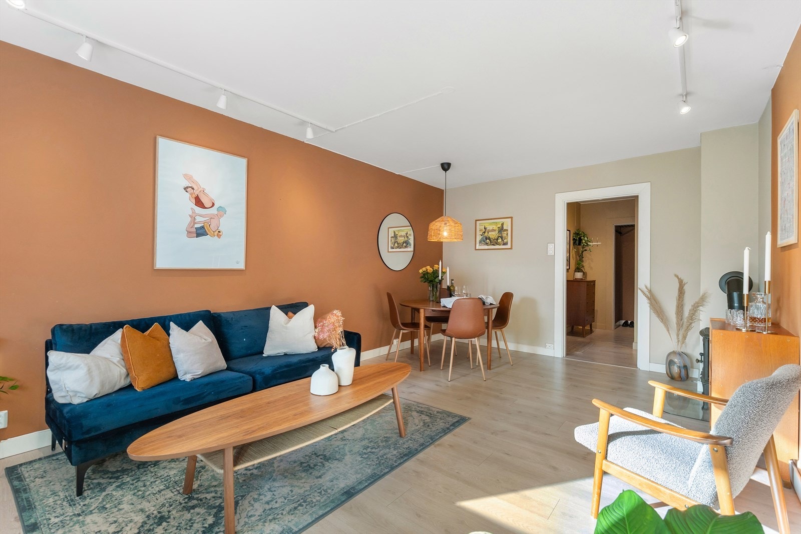 Rommets størrelse gir også rom for spisegruppe, perfekt for å invitere venner og familie til hyggelige middager. Galleribilde