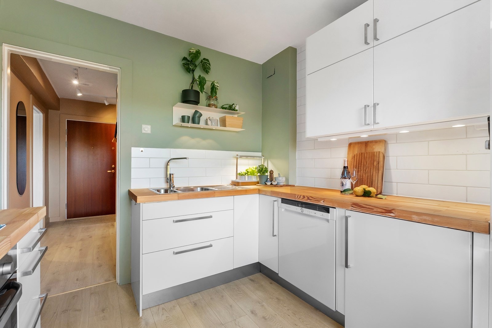 Dette gir deg en praktisk og funksjonell arbeidsplass for matlaging og forberedelse av måltider. Galleribilde