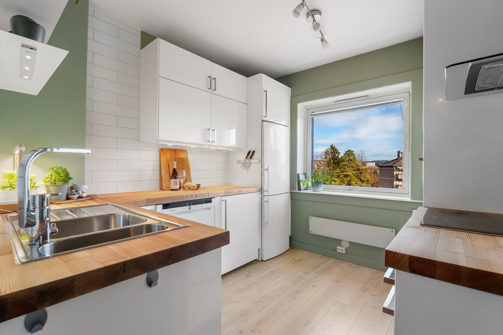 Separat kjøkken med benke- og overskap, innredningen har slette fronter og heltre benkeplate. Galleribilde