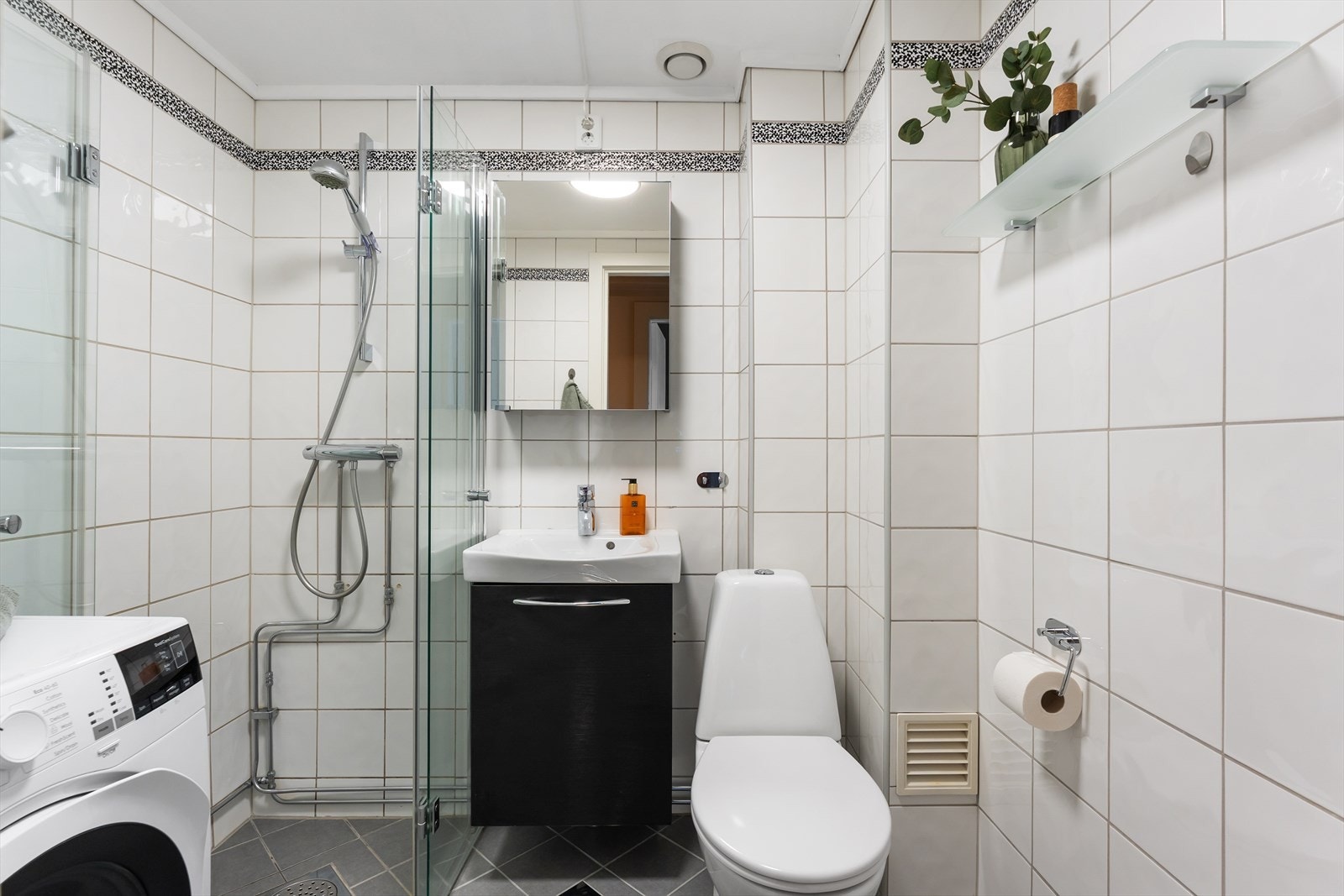 Baderommet er pusset opp i regi av borettslaget i 2004 og har flislagt gulv med varmekabler. Galleribilde