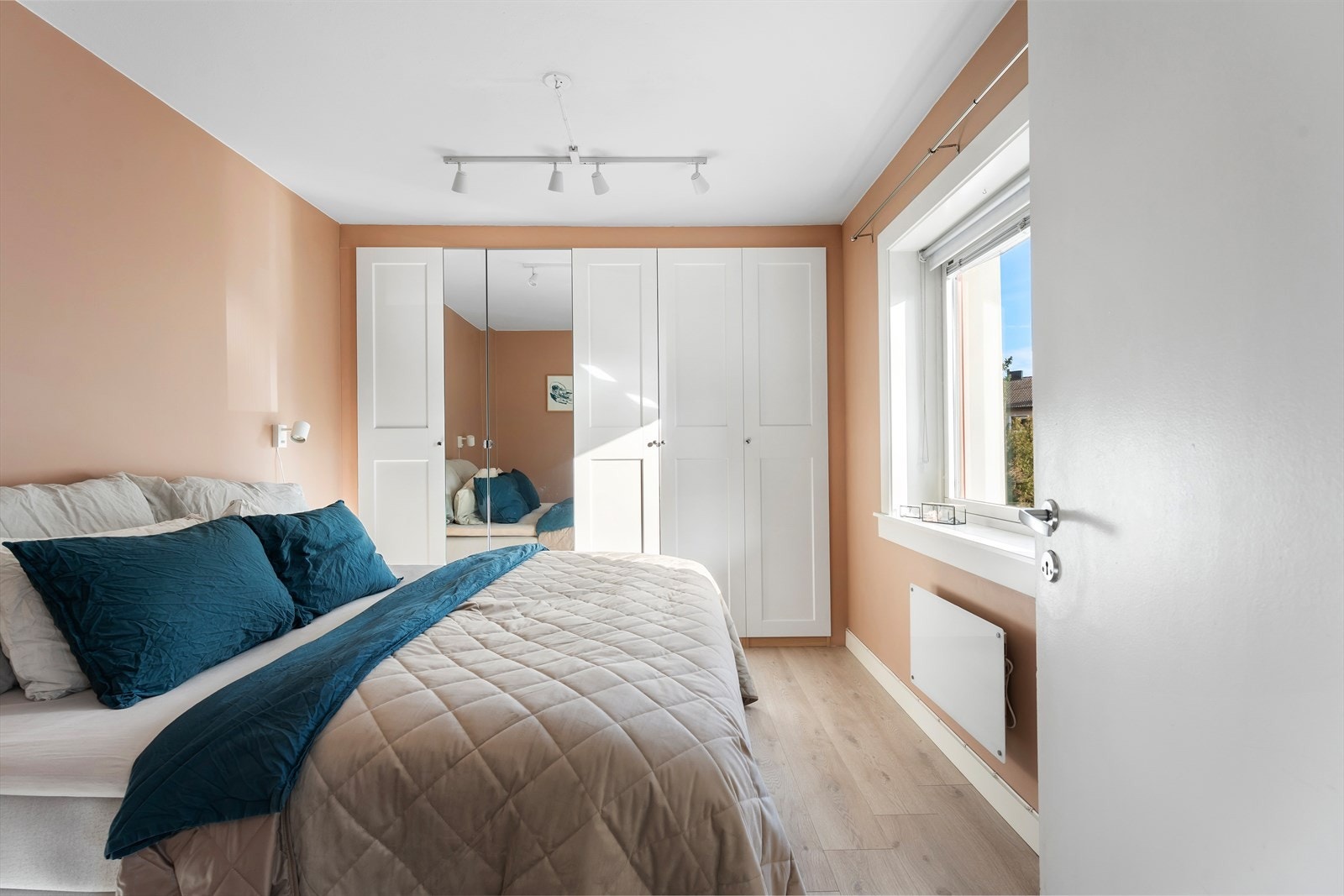 Hovedsoverommet er utstyrt med garderobeskap Galleribilde