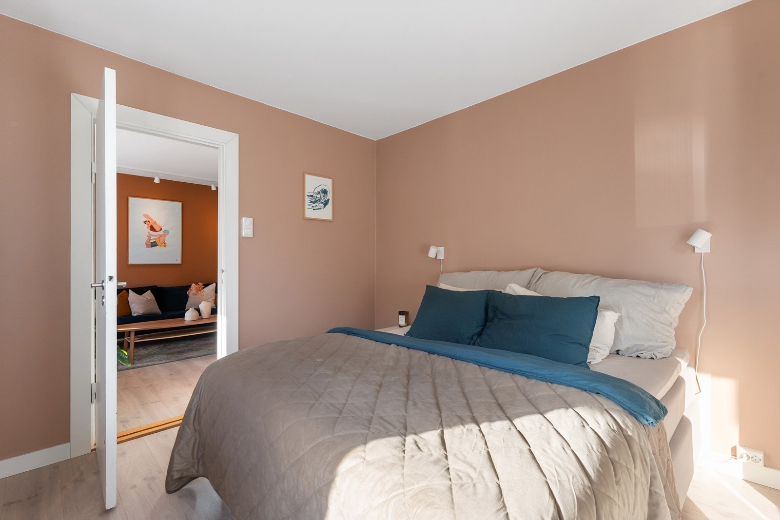 Leiligheten har to gode soverom hvor det er god plass til dobbeltseng og annet ønskelig møblement, samt garderobe med god oppbevaringsplass Galleribilde