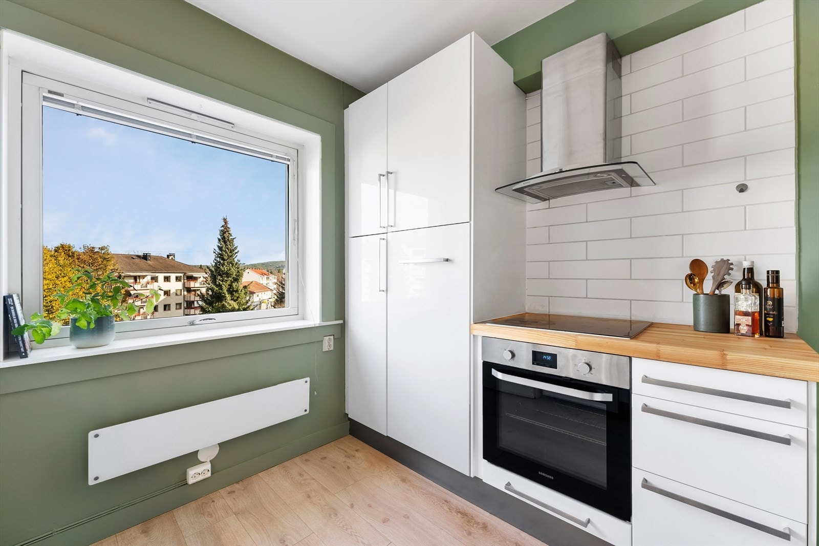 Du finner en rekke integrerte hvitevarer som stekeovn, oppvaskmaskin, platetopp og kjøleskap/fryser. Galleribilde