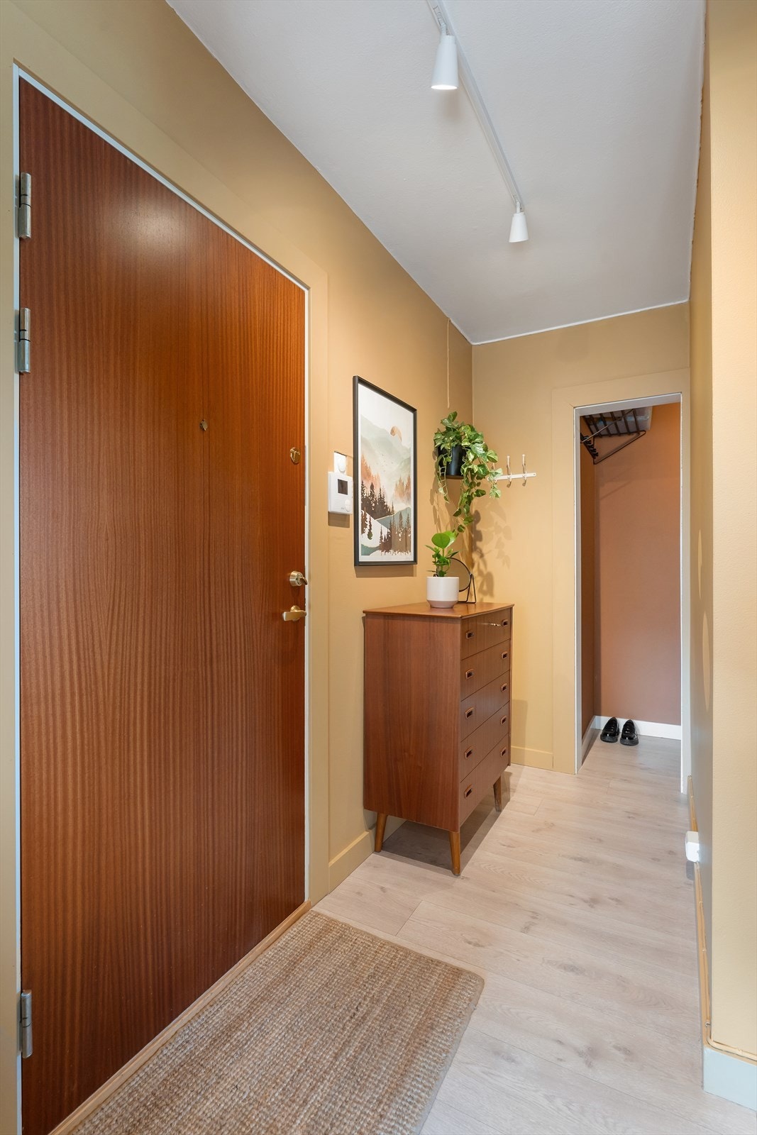 Fra felles oppgang kommer du inn i en romslig entré med gode muligheter til oppbevaring av yttertøy og sko. Galleribilde