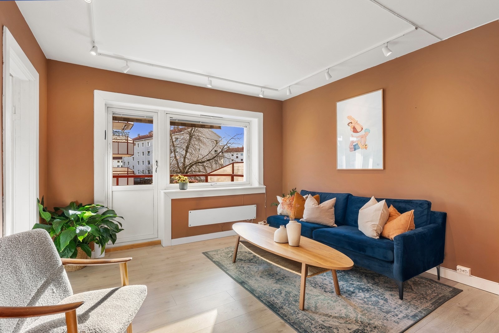 Stuen er romslig og fremstår som resten av leiligheten som moderne, med en delikat veggfarge og store vindusflater som slipper inn rikelig med naturlig lys. Galleribilde