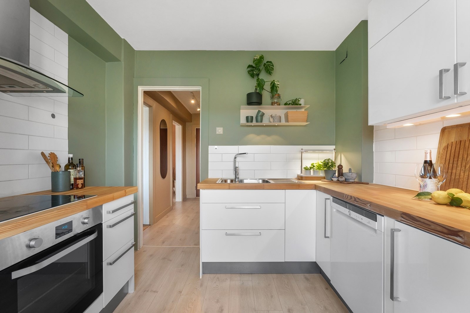 I tillegg har kjøkkenet ventilator med kullfilter, oppvaskkummen i rustfritt stål som er utstyrt med et-greps blandebatteri, noe som gir enkel bruk og vedlikehold. Galleribilde