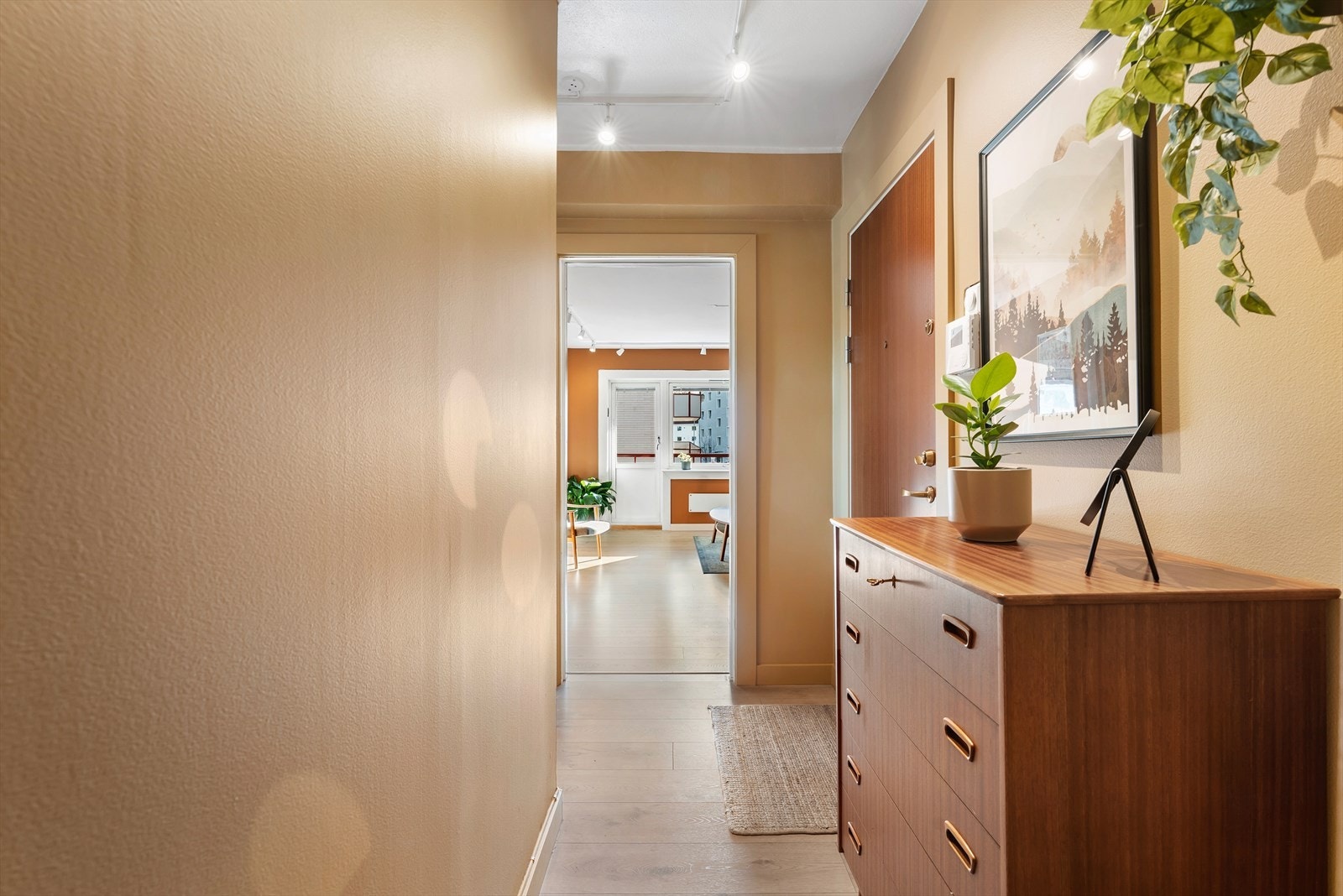 Langs veggen kan du henge opp speil, bilder eller knagger, alt etter behov. Galleribilde