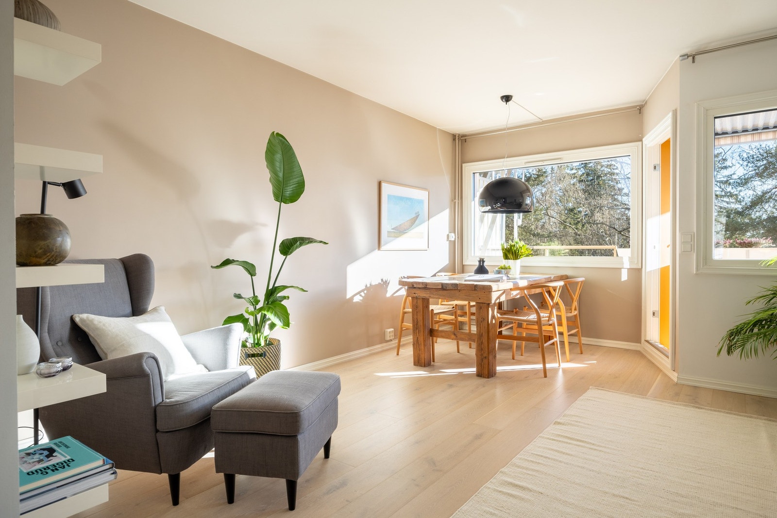 Den gode planløsningen gjør at man får flere soner, både med TV-krok og spisestue. Galleribilde