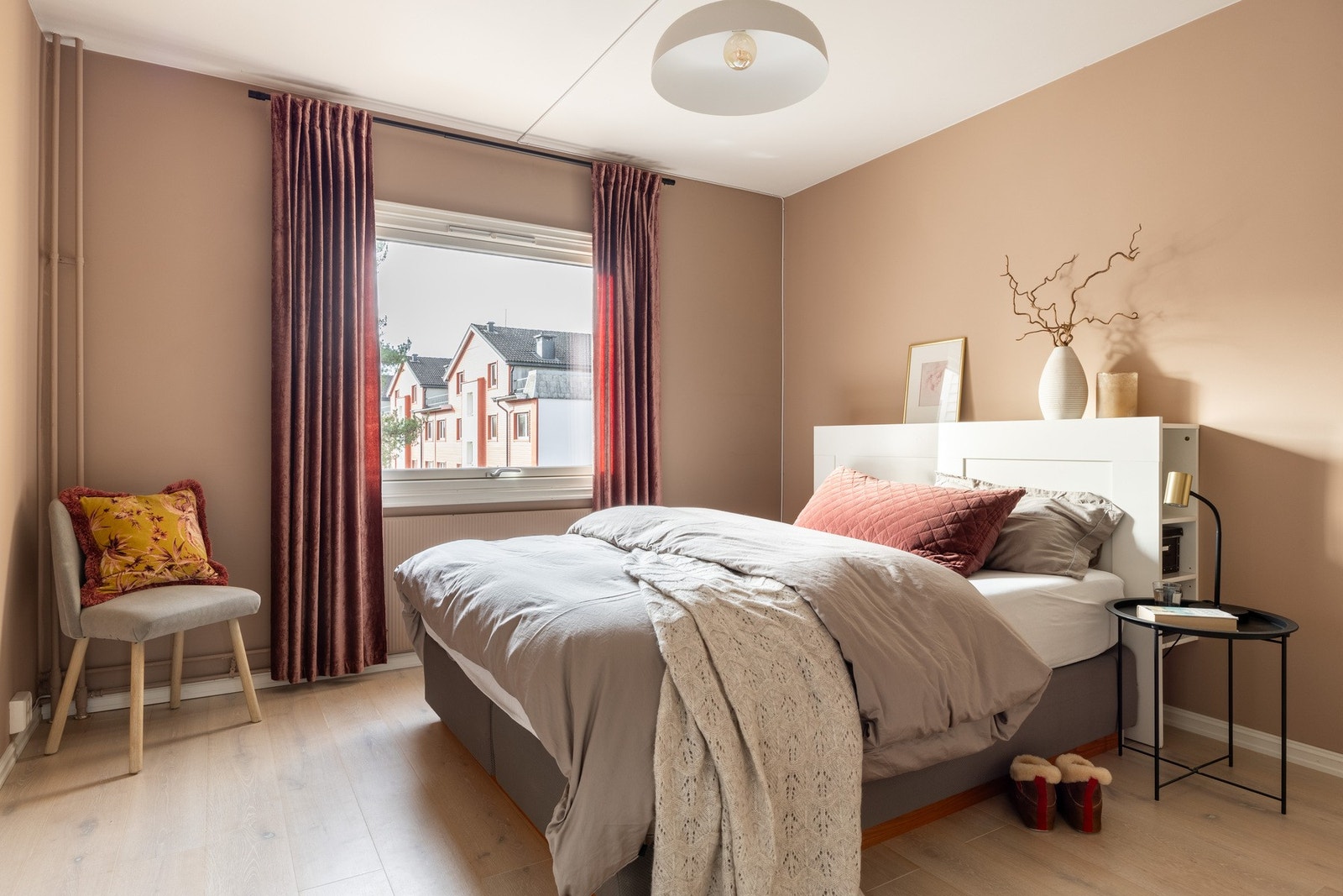 Innbydende og romslig hovedsoverom. Galleribilde