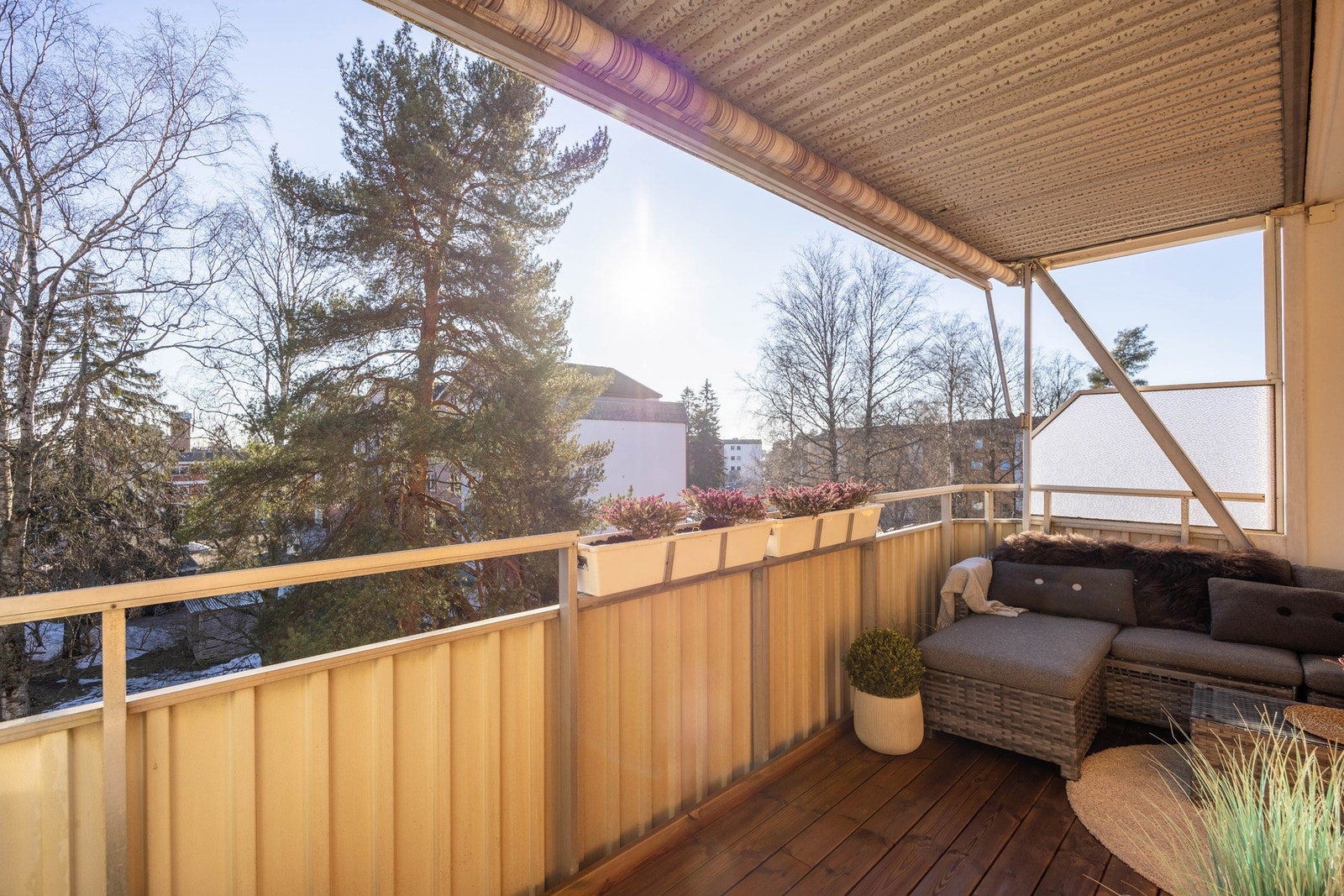 God plass til å innrede med sofagruppe, bord og grill. Det er tillatt med elektrisk grill og gassgrill. Galleribilde