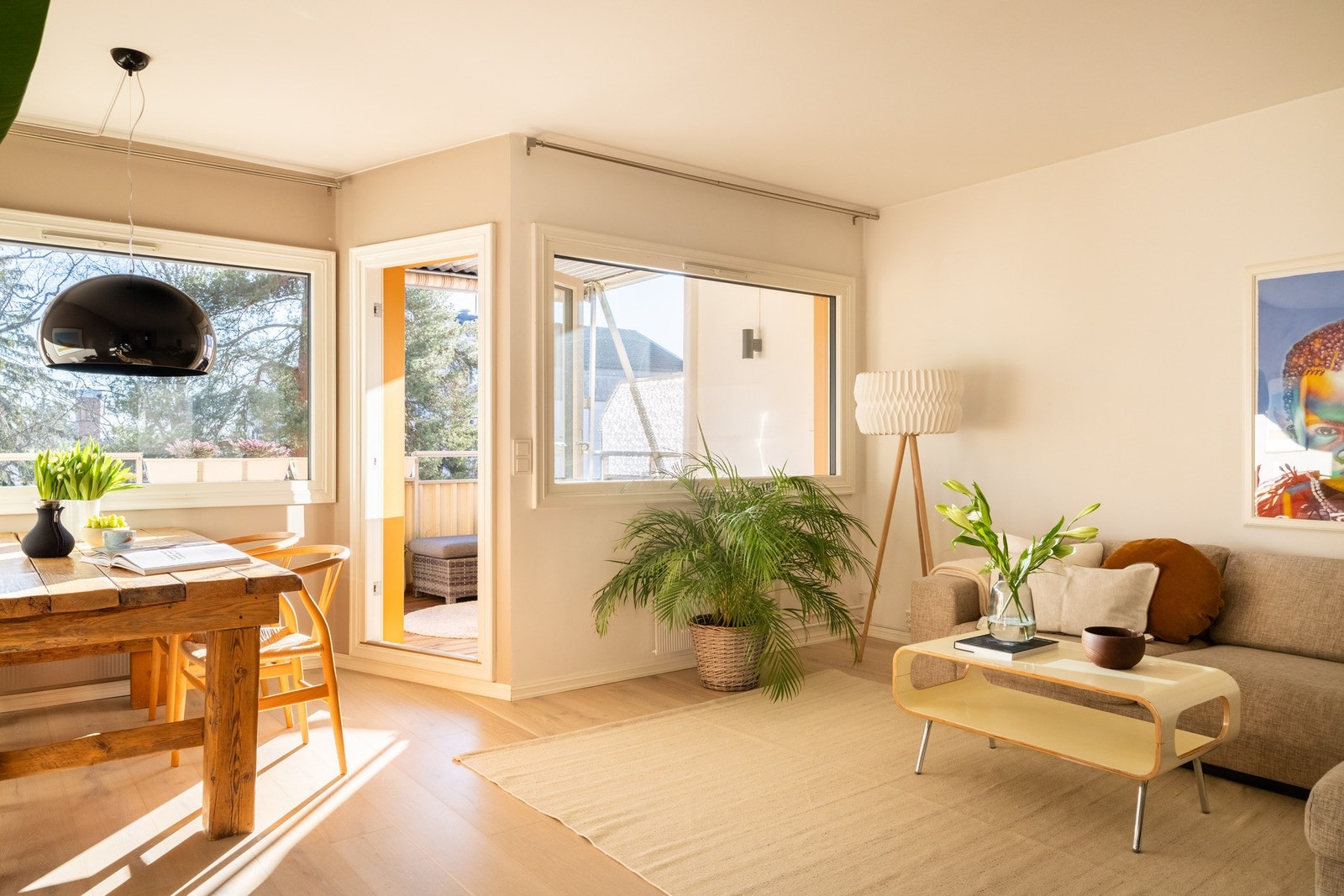 Store vindusflater slipper inn rikelig med naturlig lys, som bidrar til et trivelig hjem. Galleribilde