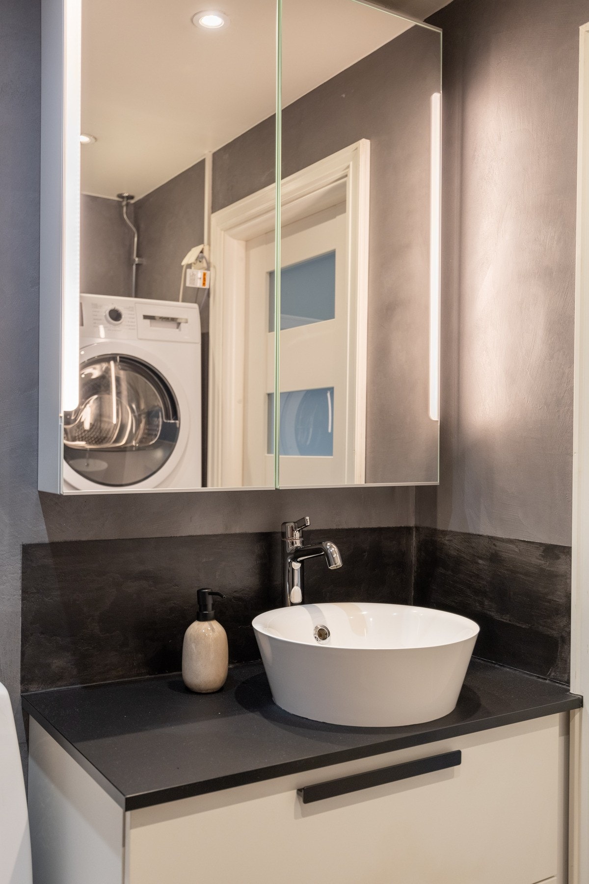 Servantinnredning med servant og armatur i 2020. Galleribilde