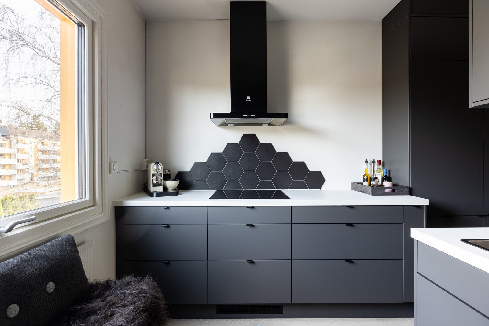 Kjøkkenet har en fin kombinasjon av skap- og benkeplass for både oppbevaring og matlaging. Galleribilde