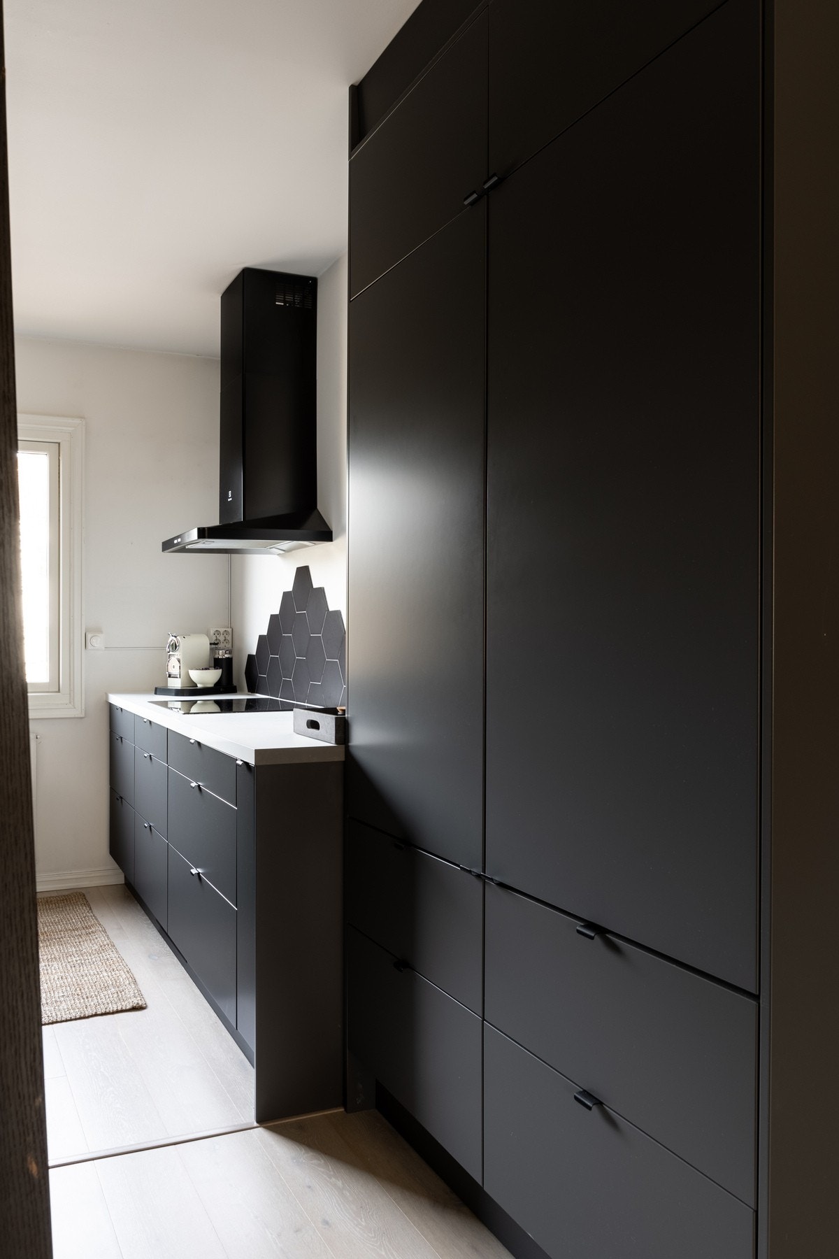 Innredningen er fra Epoq (2019) og har slette fronter med benkeplater i slitesterk laminat. Galleribilde