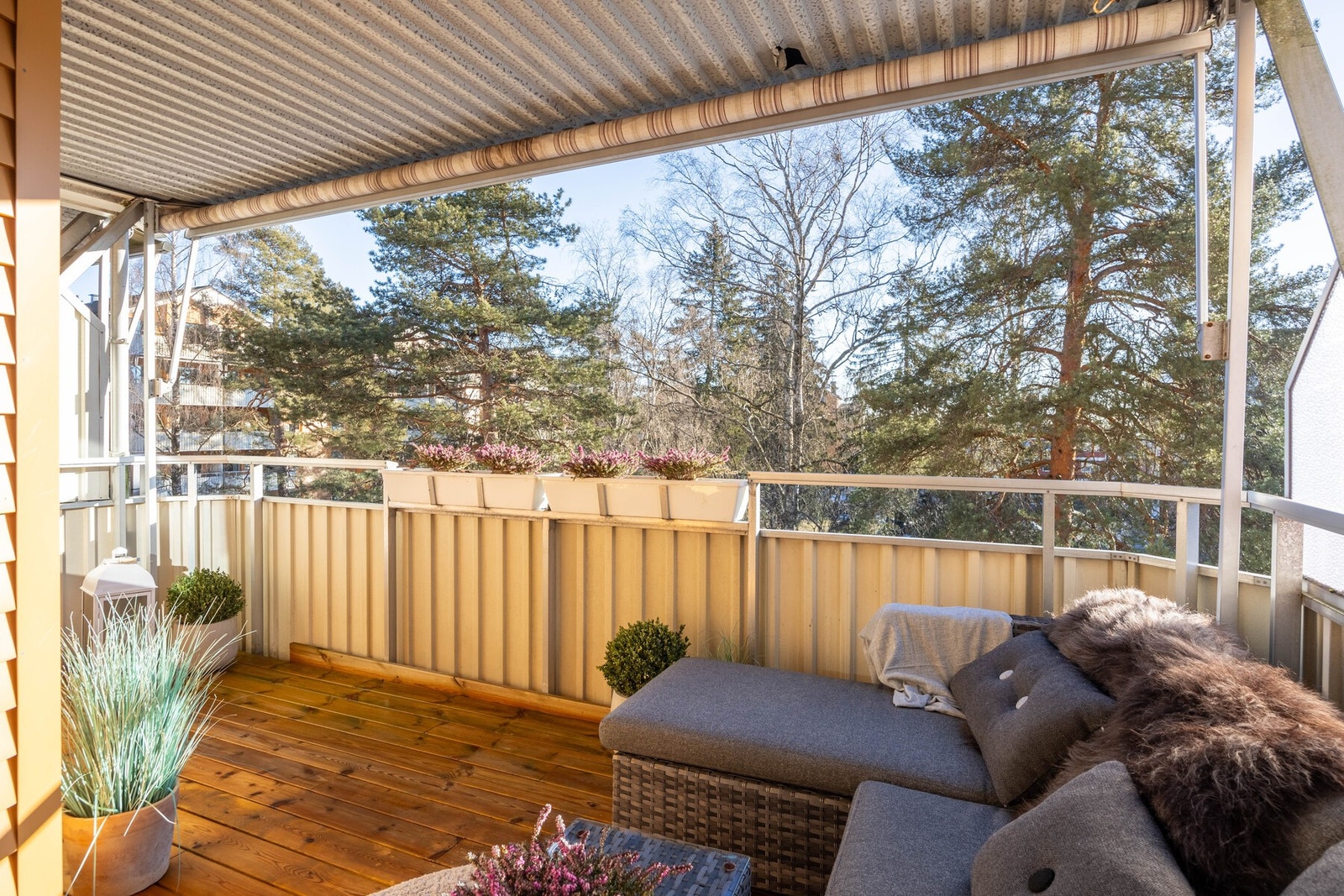 Balkongen fungerer som en naturlig forlengelse av stuen på vår- og sommerhalvåret. Galleribilde