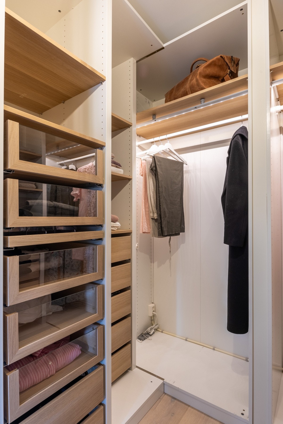 Her er det rikelig med oppbevaringsplass for klær og tilbehør. Galleribilde