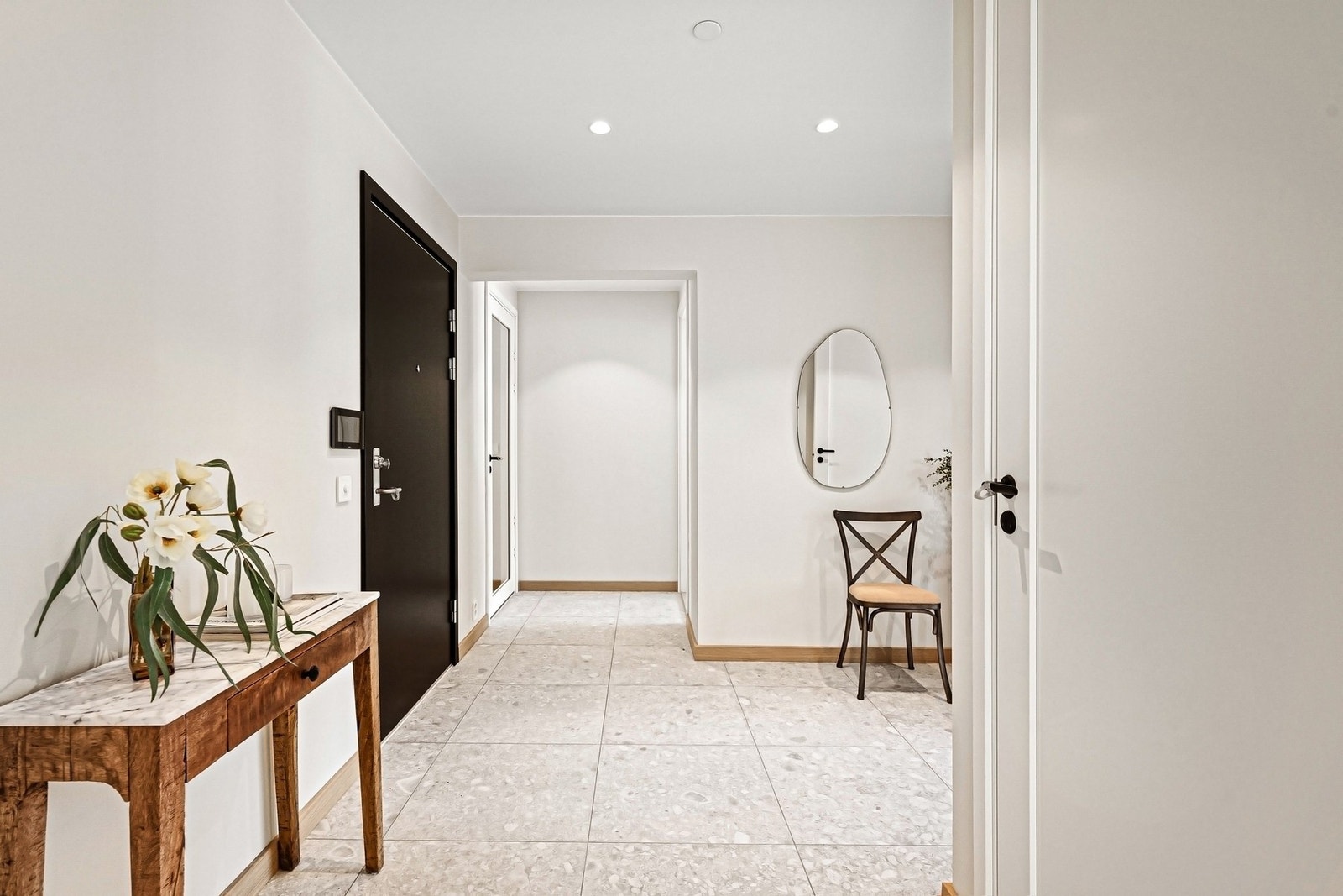 Romslig/representativ hall med plass til garderobe Galleribilde