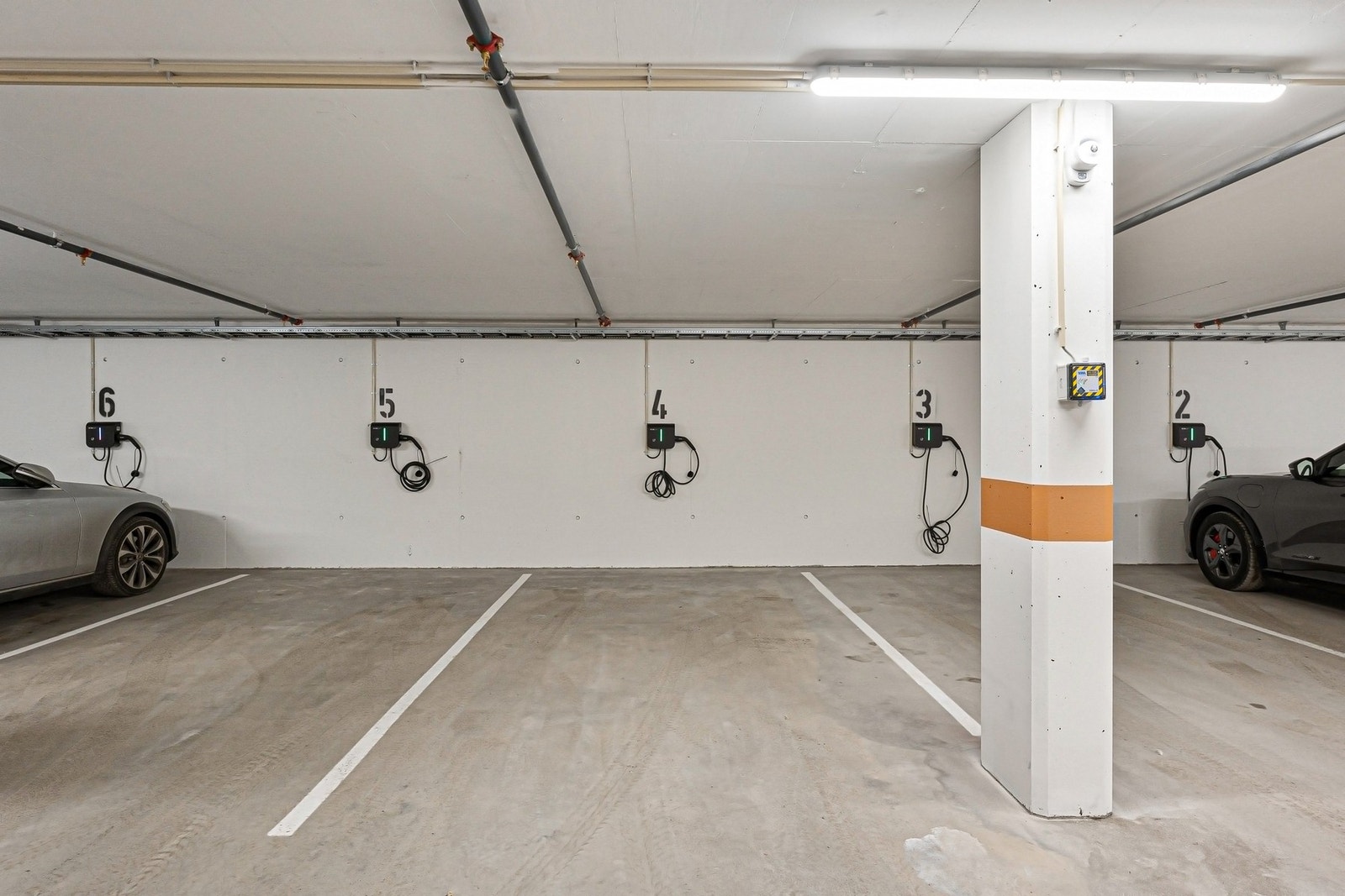 Garasjeplass med el-billader medfølger boligen. Tilgang til sykkelparkering og sykkelvask. Galleribilde