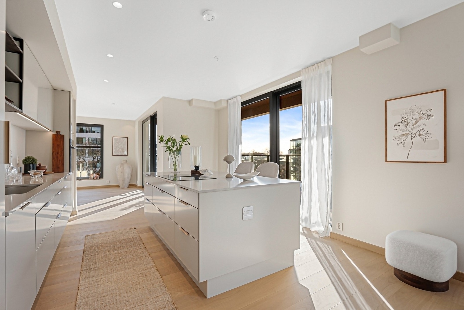 Boligen fremstår svært gjennomført med kvalitetsmaterialer i alle rom. Galleribilde