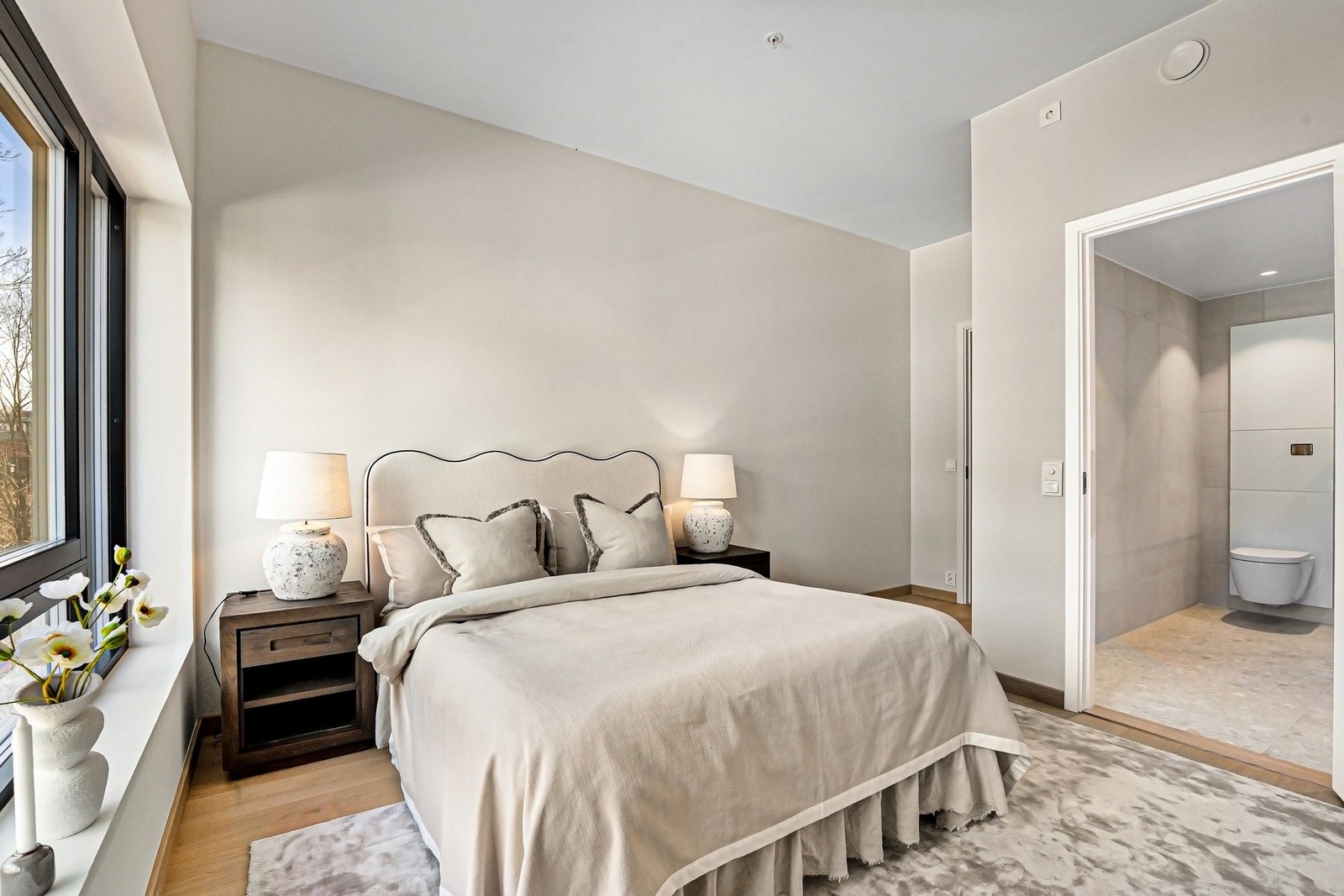 Hovedsoverom med en suite løsning til eget baderom Galleribilde