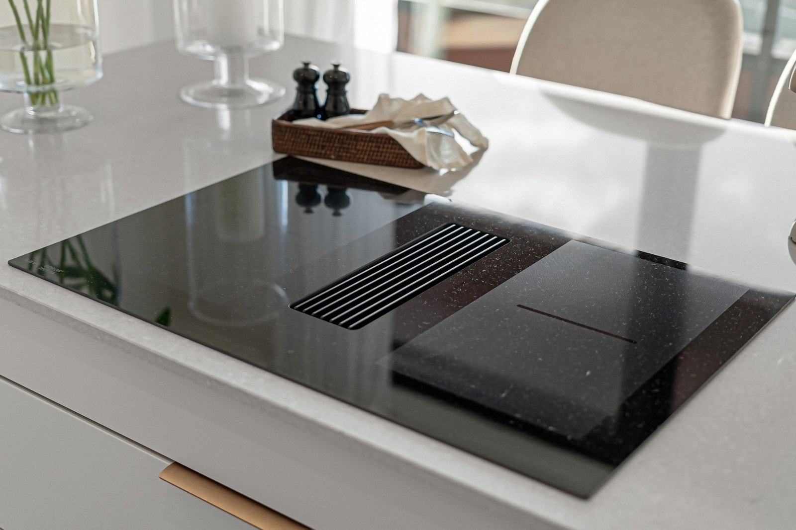 Kjøkkenøy og benkeplater er utstyrt med tidløs og lekker komposittstein. Ekstra stor koketopp nedfelt i kjøkkenøy med integrert ventilatorvifte Galleribilde