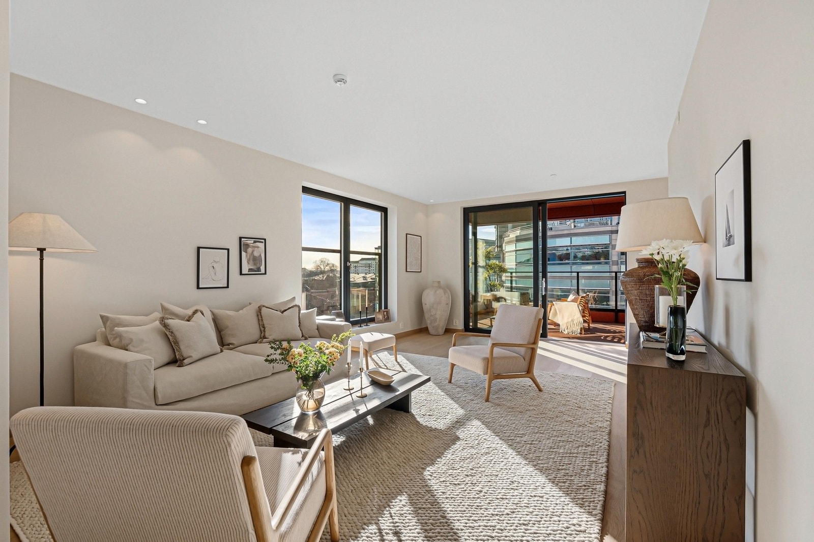 Lys og luftig stue med god plass til møblering. Galleribilde