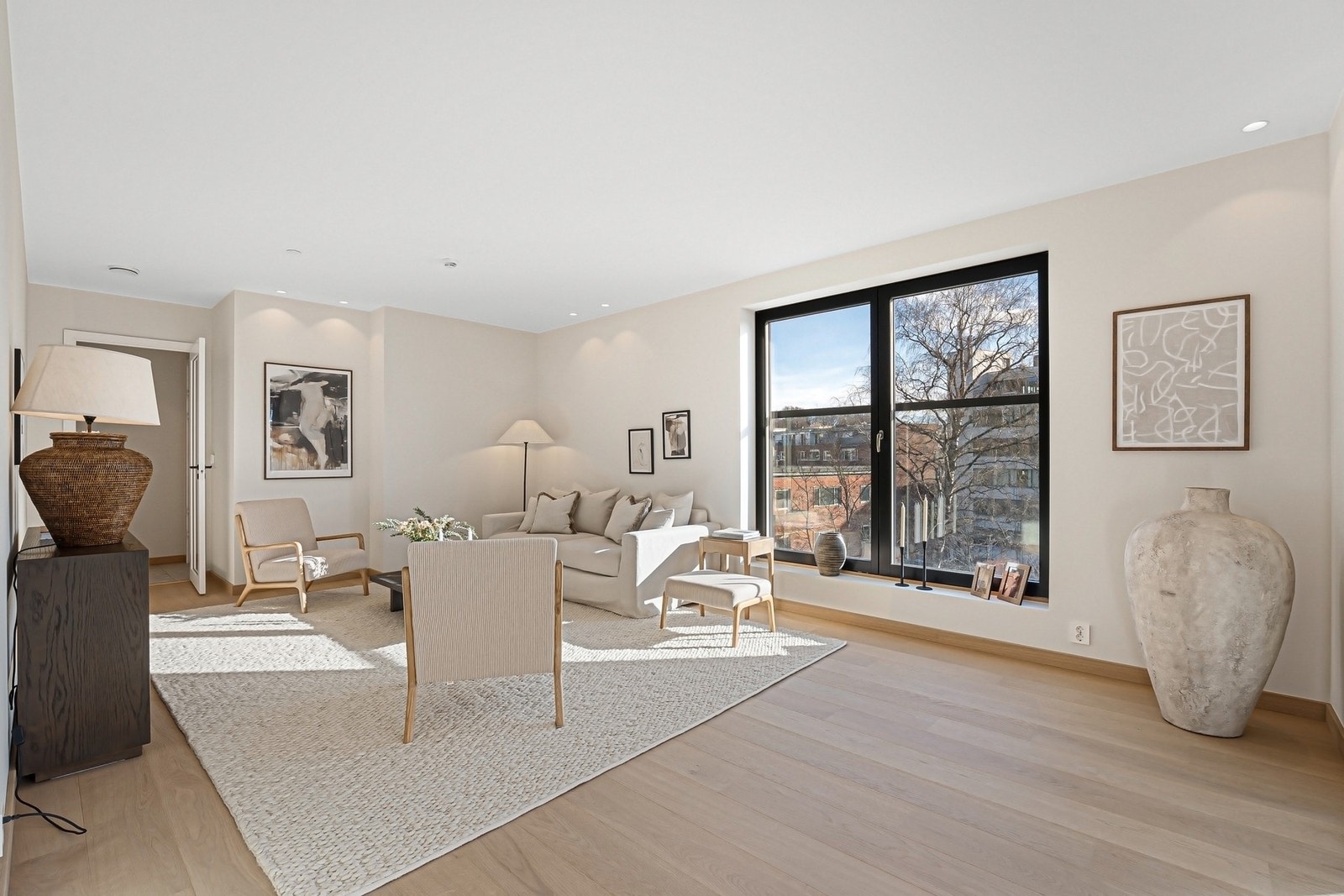 Boligen har fantastiske lysforhold fra flere sider og god takhøyde Galleribilde