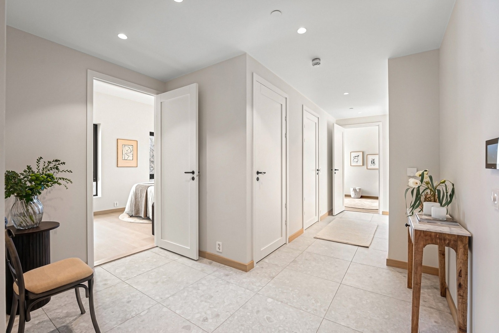 Hall/gang med inngang til boligens 3 soverom og 2 bad Galleribilde