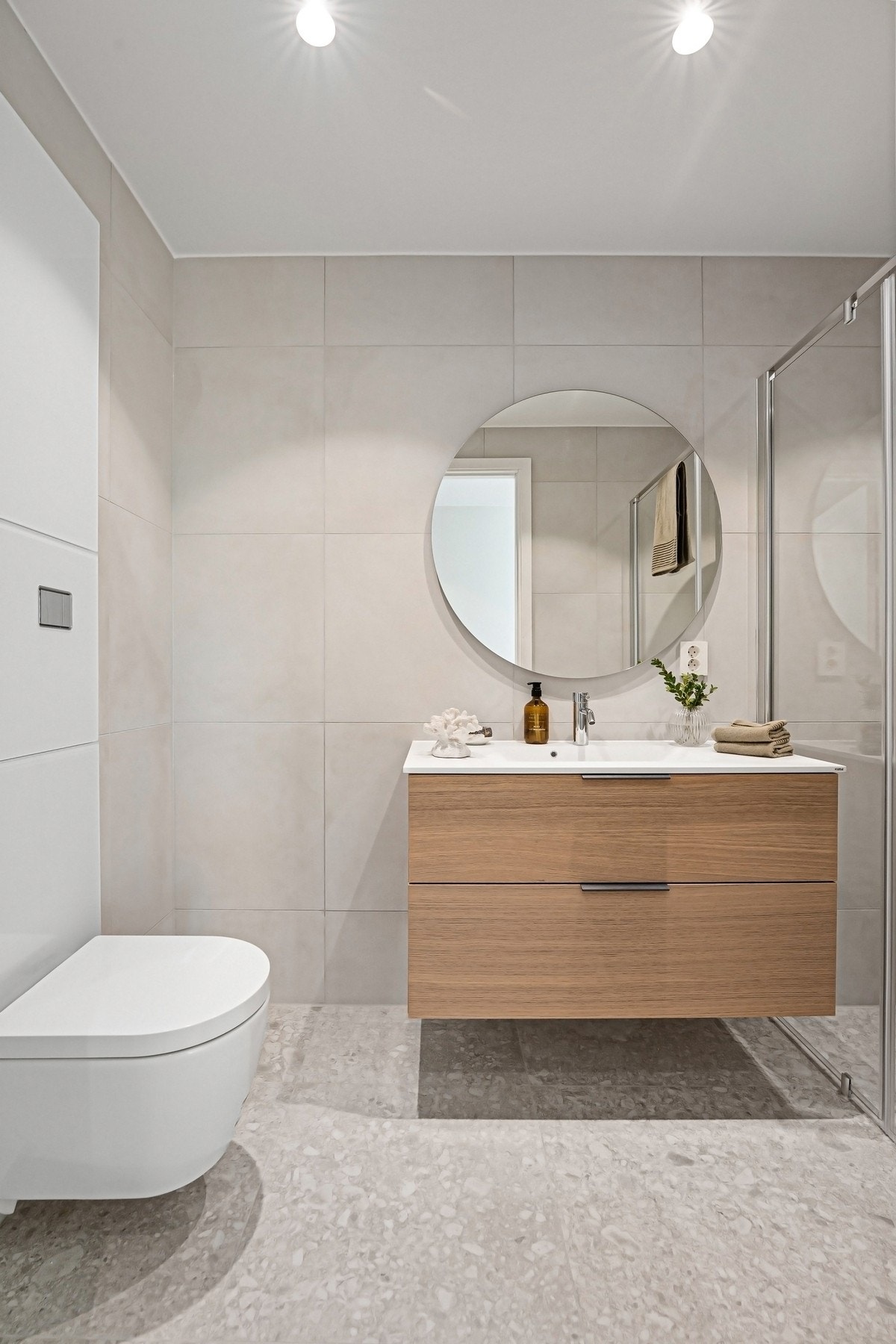 Baderommet har plass til ytterligere hyller/skap/innredning Galleribilde