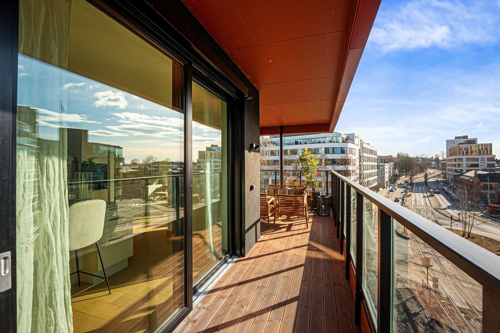 Balkongen er overbygget og lun som gir muligheter for bruk året rundt Galleribilde