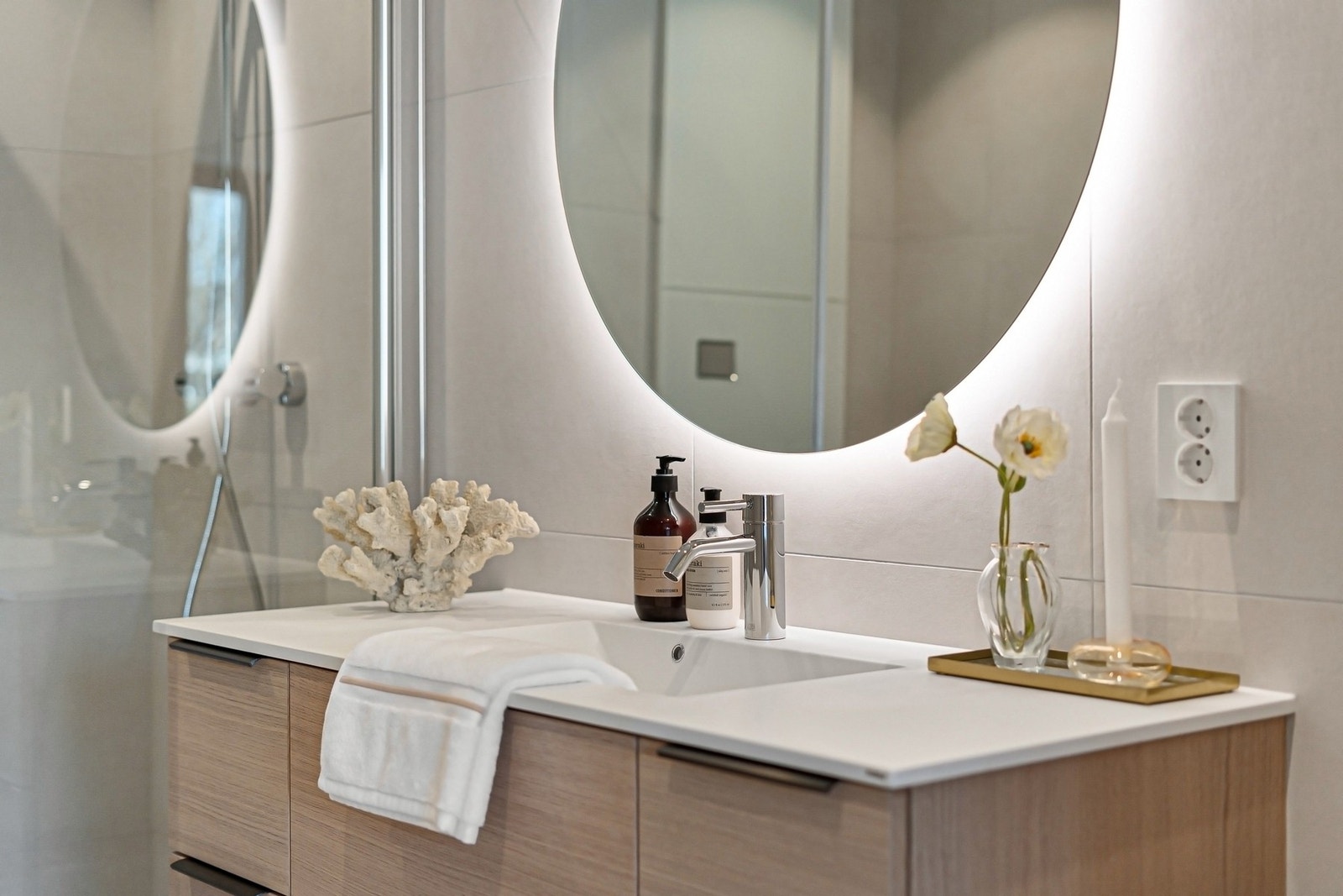 Tidløs og funksjonell baderomsinnredning Galleribilde