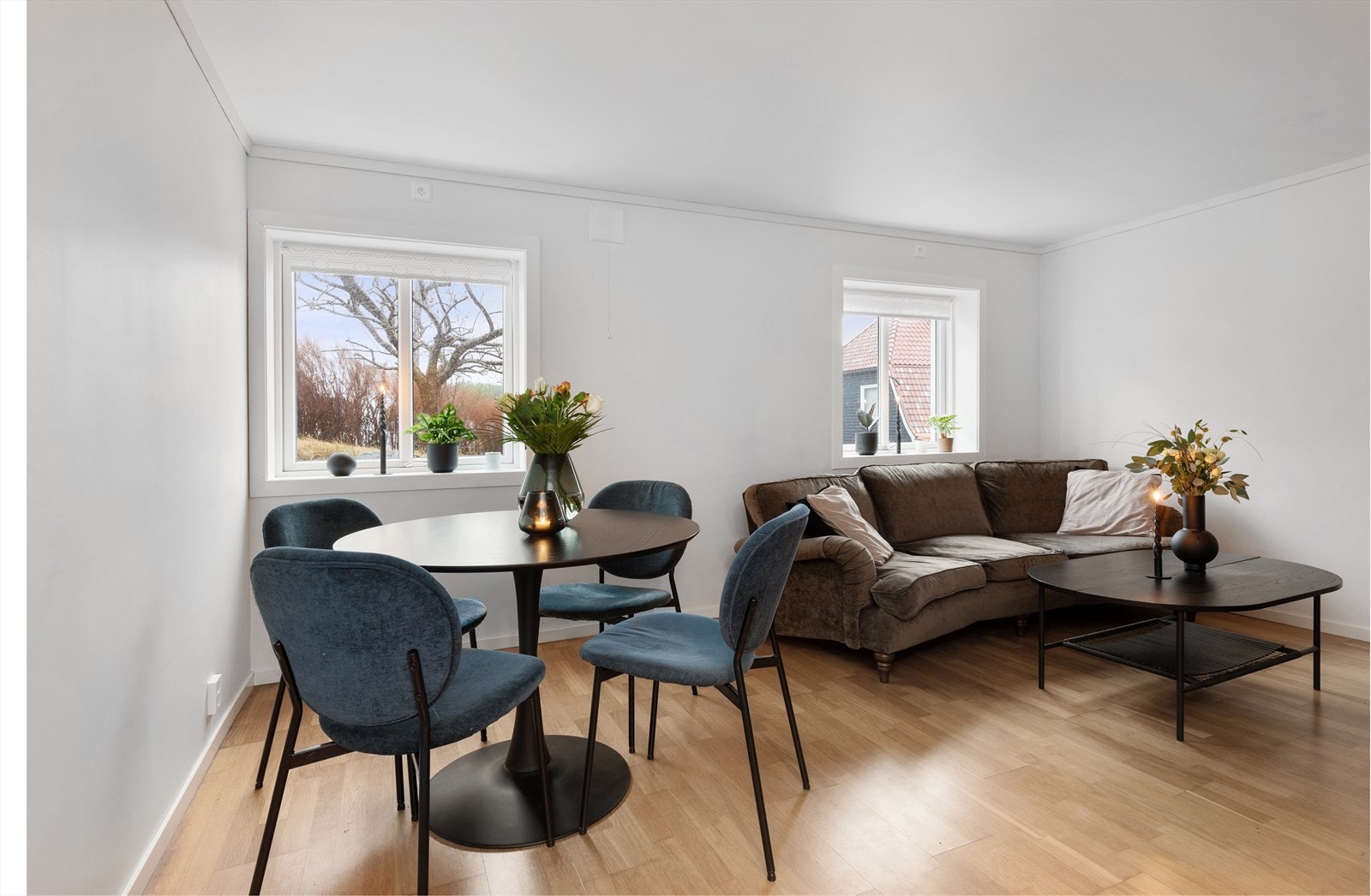 Gode møbleringsmuligheter med plass til spisebord og sittegrupper. Galleribilde