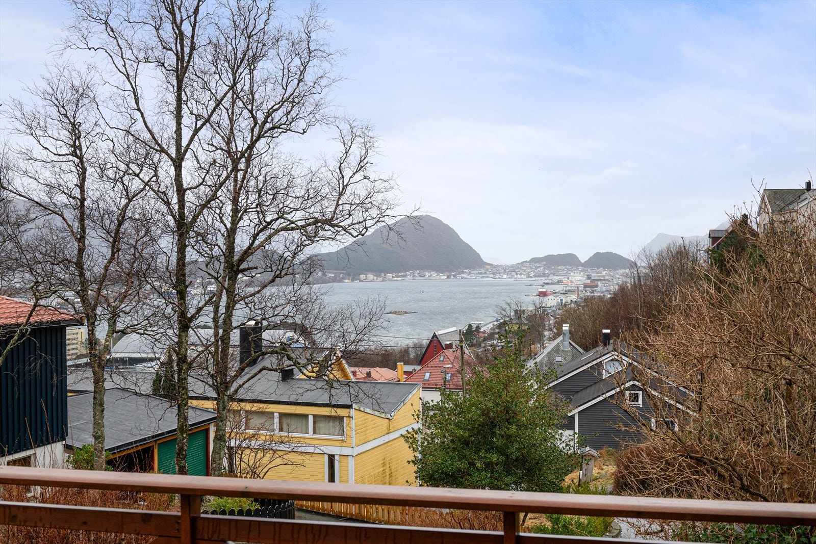 Utsikt mot blant annet Ålesund, Aspevågen og Sukkertoppen. Galleribilde