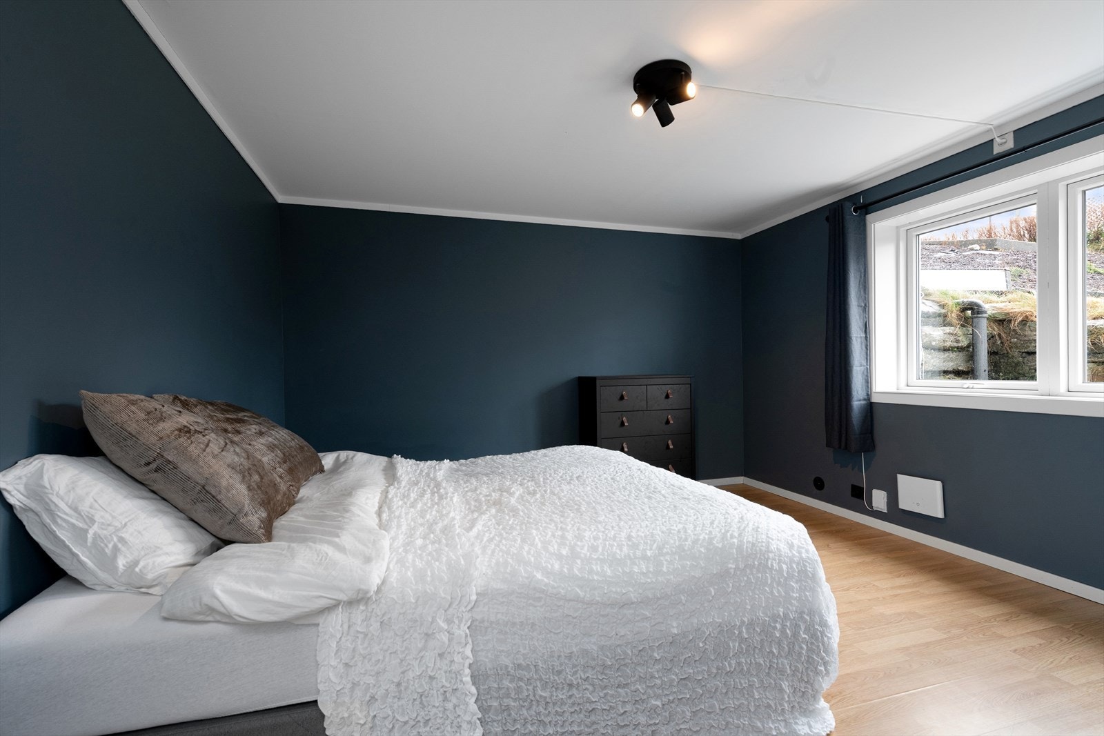 Fra kjøkken/stue er det tilkomst til ett av boligens to soverom. Galleribilde